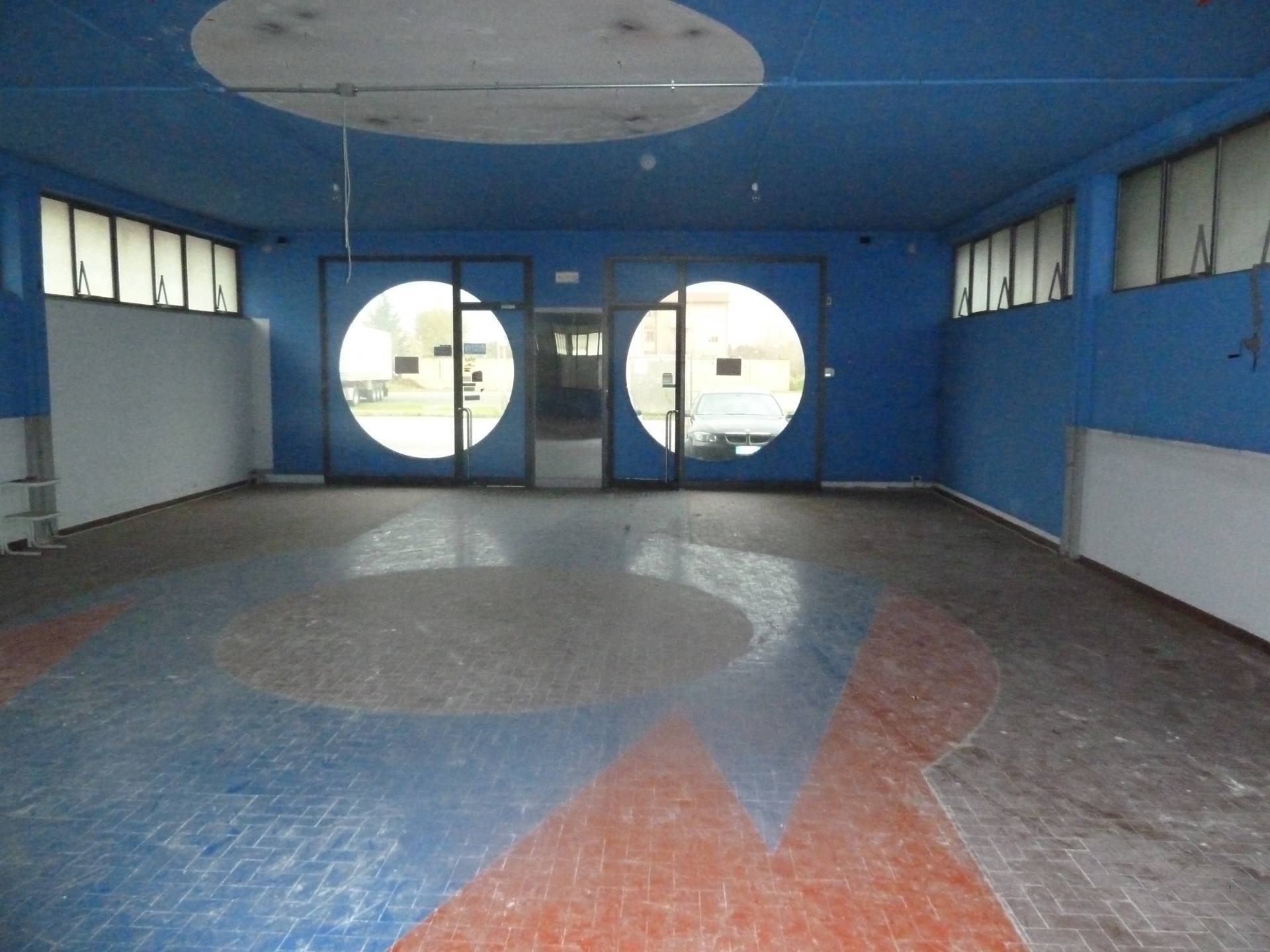 Fondo Commerciale in affitto a Cascina, Capoluogo