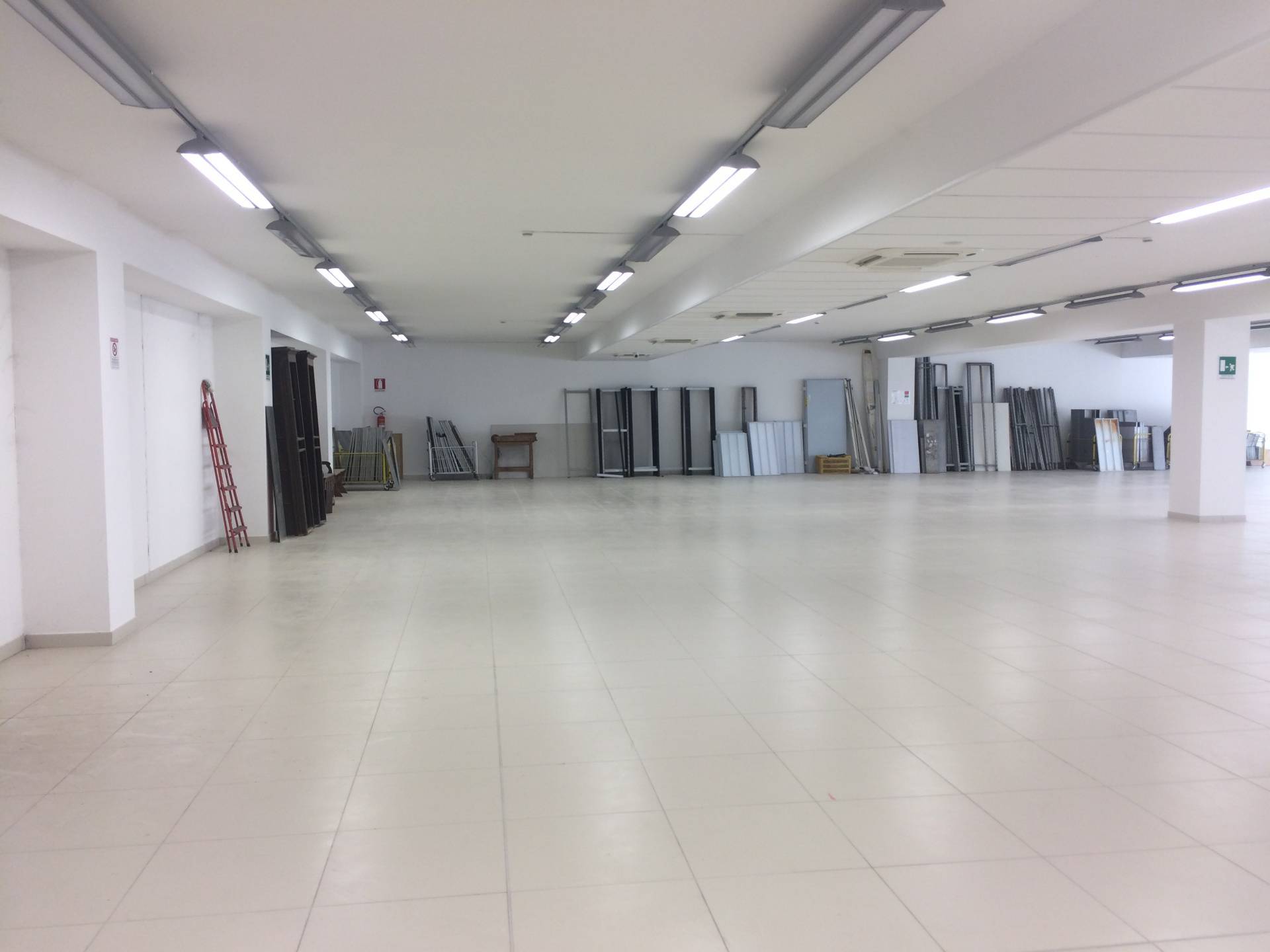 Fondo Commerciale in affitto a Cascina, Zona Artigianale