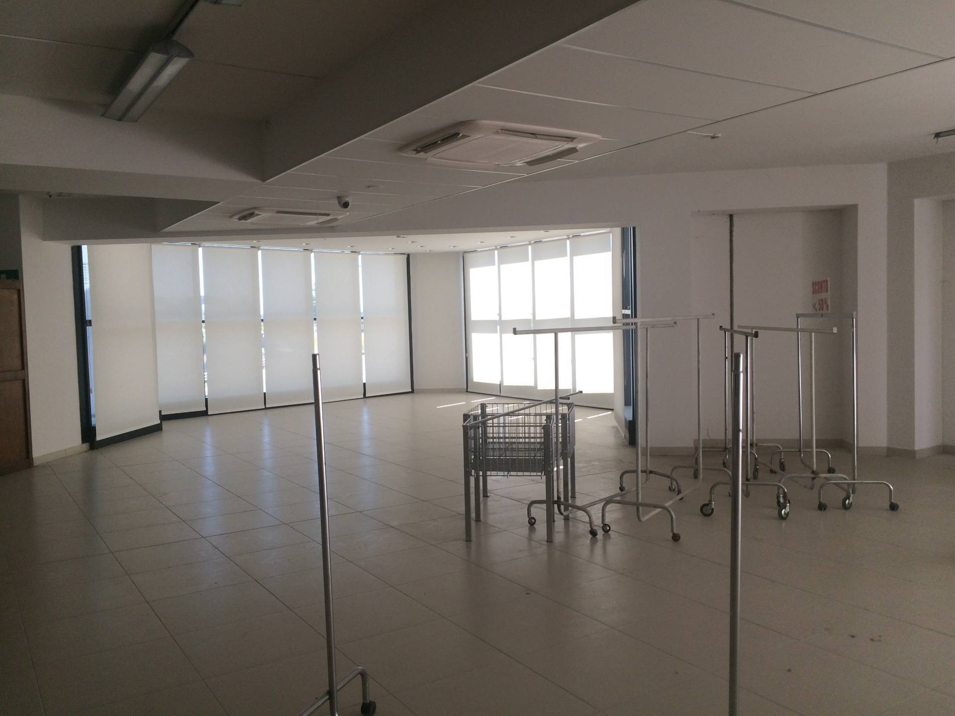 Fondo Commerciale in affitto a Cascina, Zona Artigianale