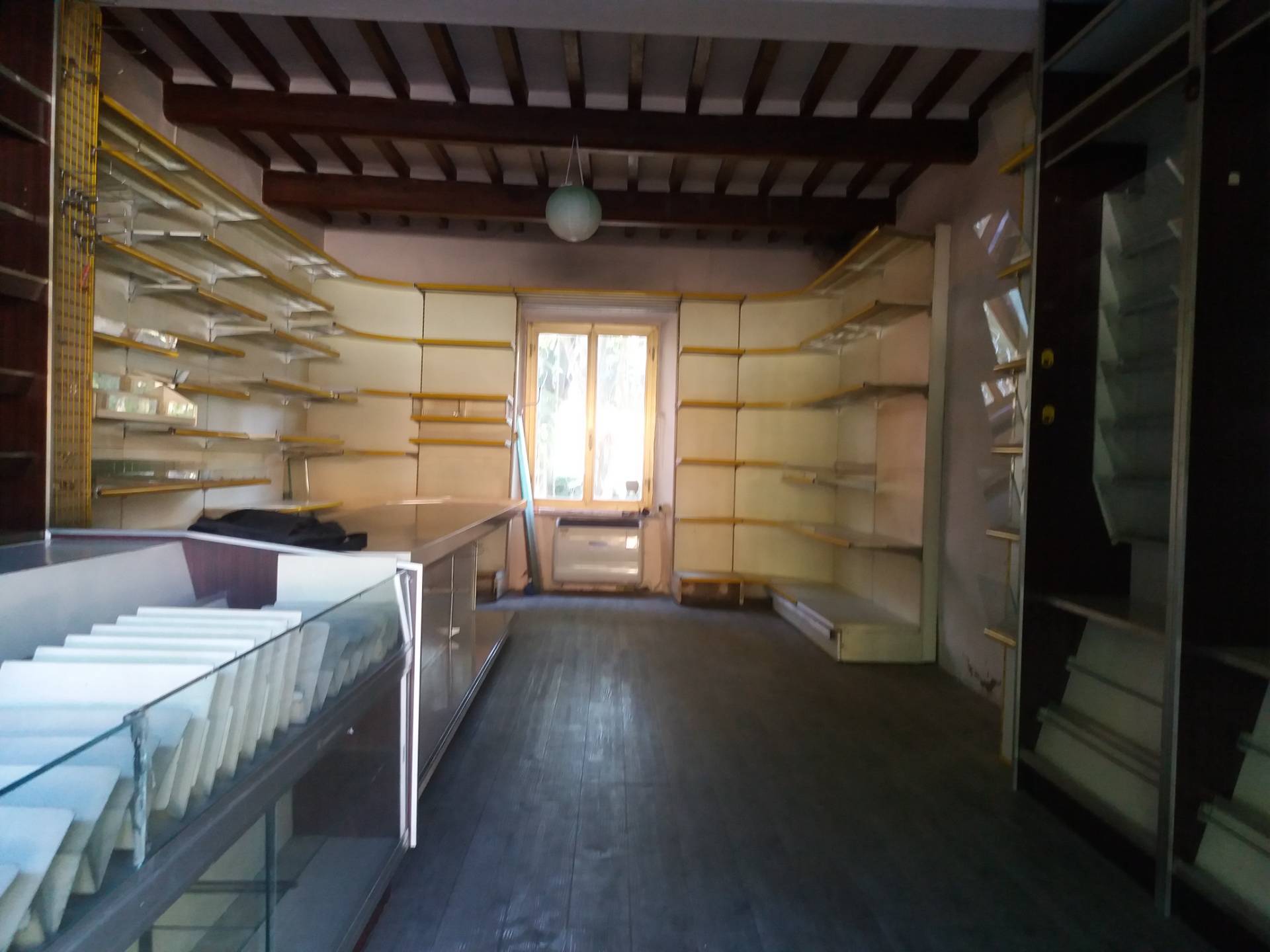 Fondo Commerciale in vendita a San Giuliano Terme, Capoluogo