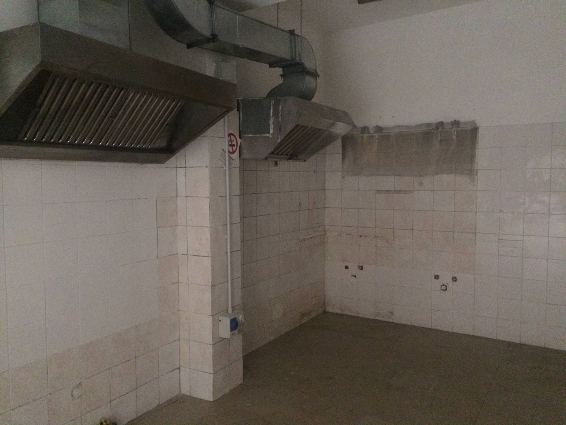 Fondo Commerciale in affitto a Pisa, San Martino