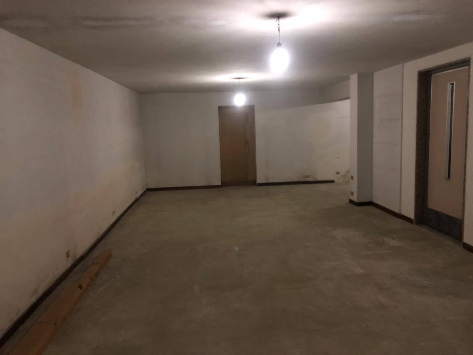 Fondo Commerciale in vendita a Cascina, Capoluogo