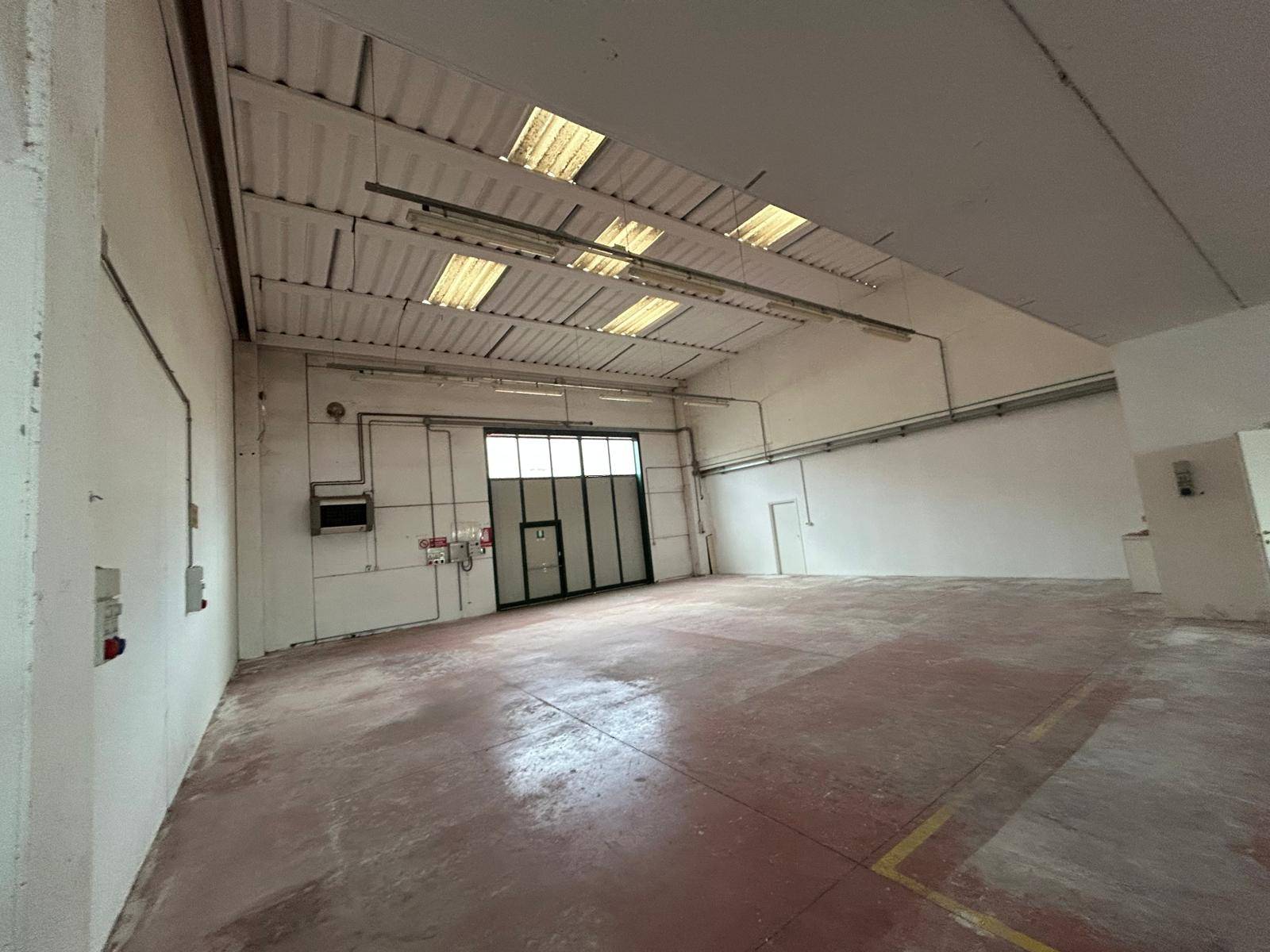 Fondo Artigianale in affitto a Cascina, Zona Artigianale