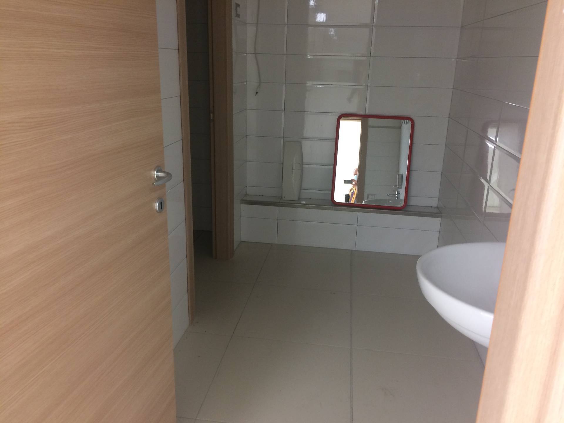 Fondo Commerciale in affitto a Cascina, Zona Artigianale