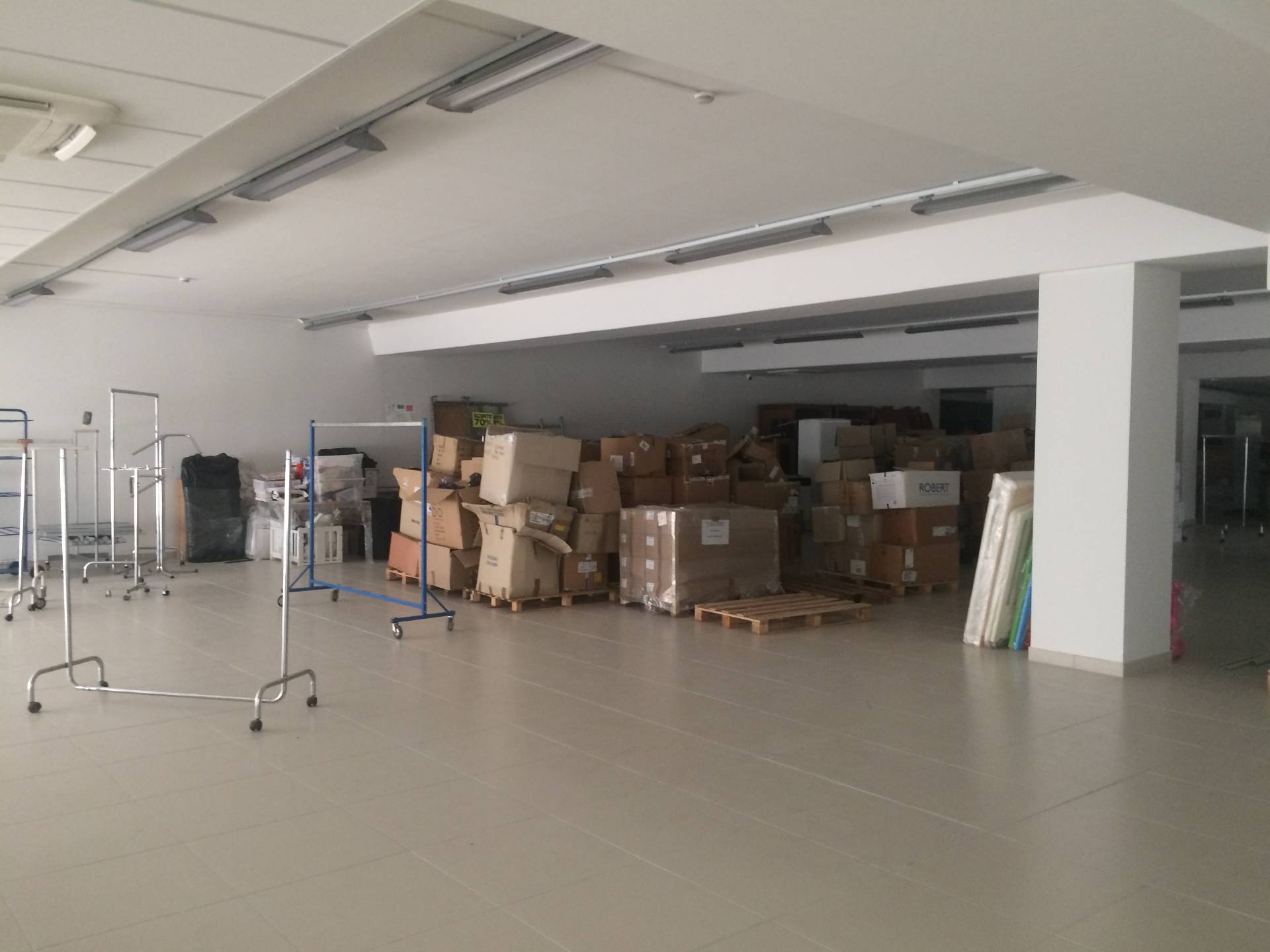 Fondo Commerciale in affitto a Cascina, Zona Artigianale