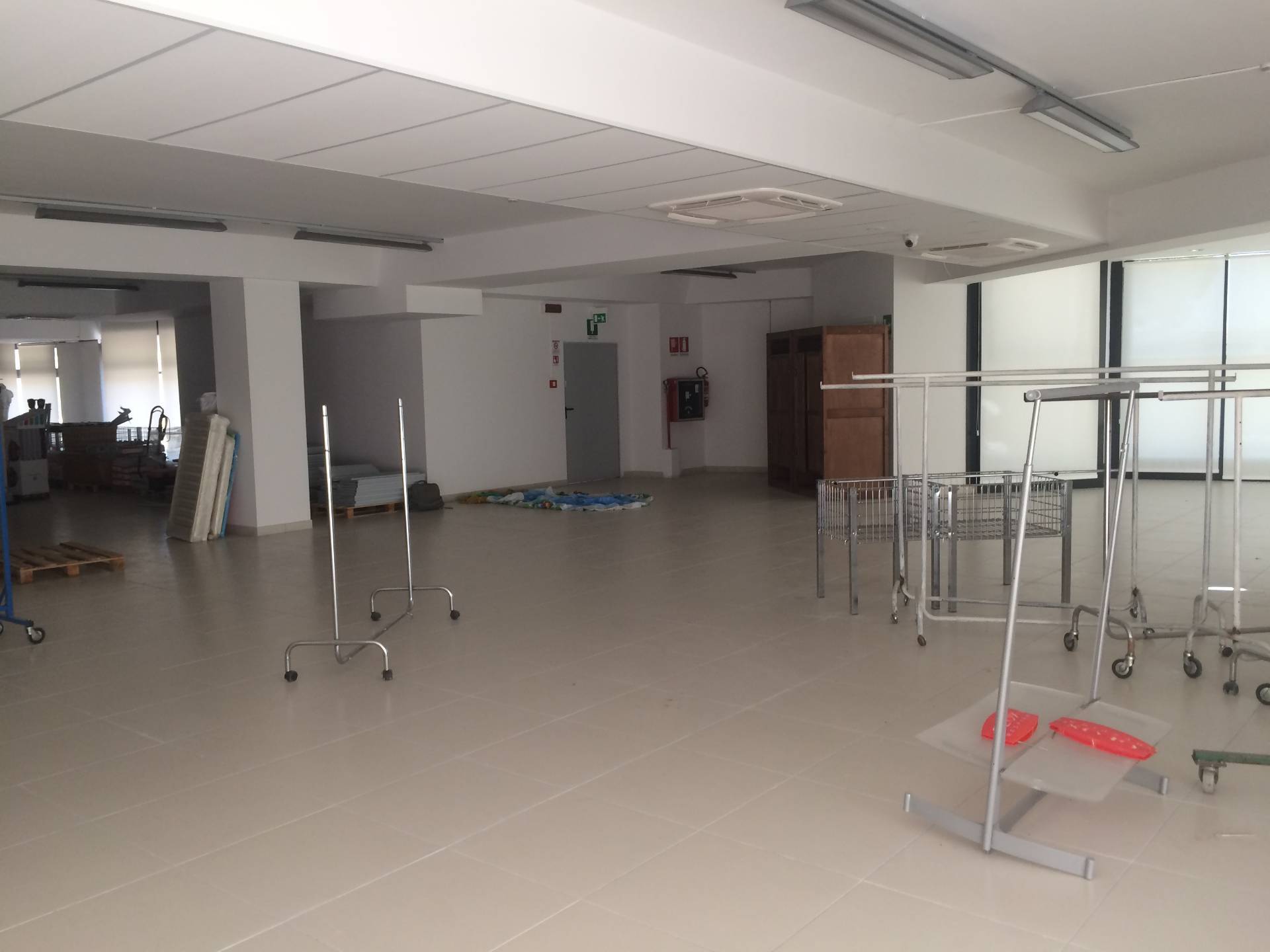 Fondo Commerciale in affitto a Cascina, Zona Artigianale