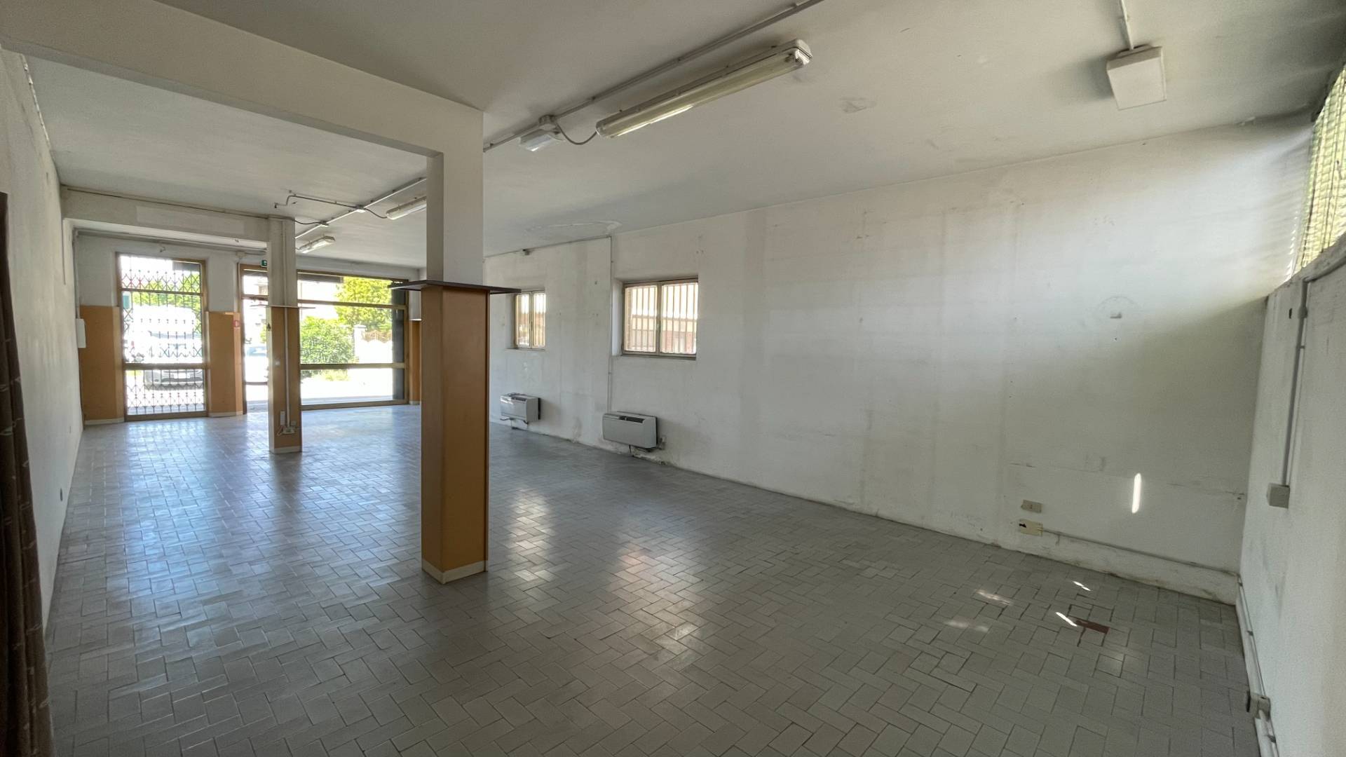 Fondo Commerciale in vendita a Cascina, Navacchio