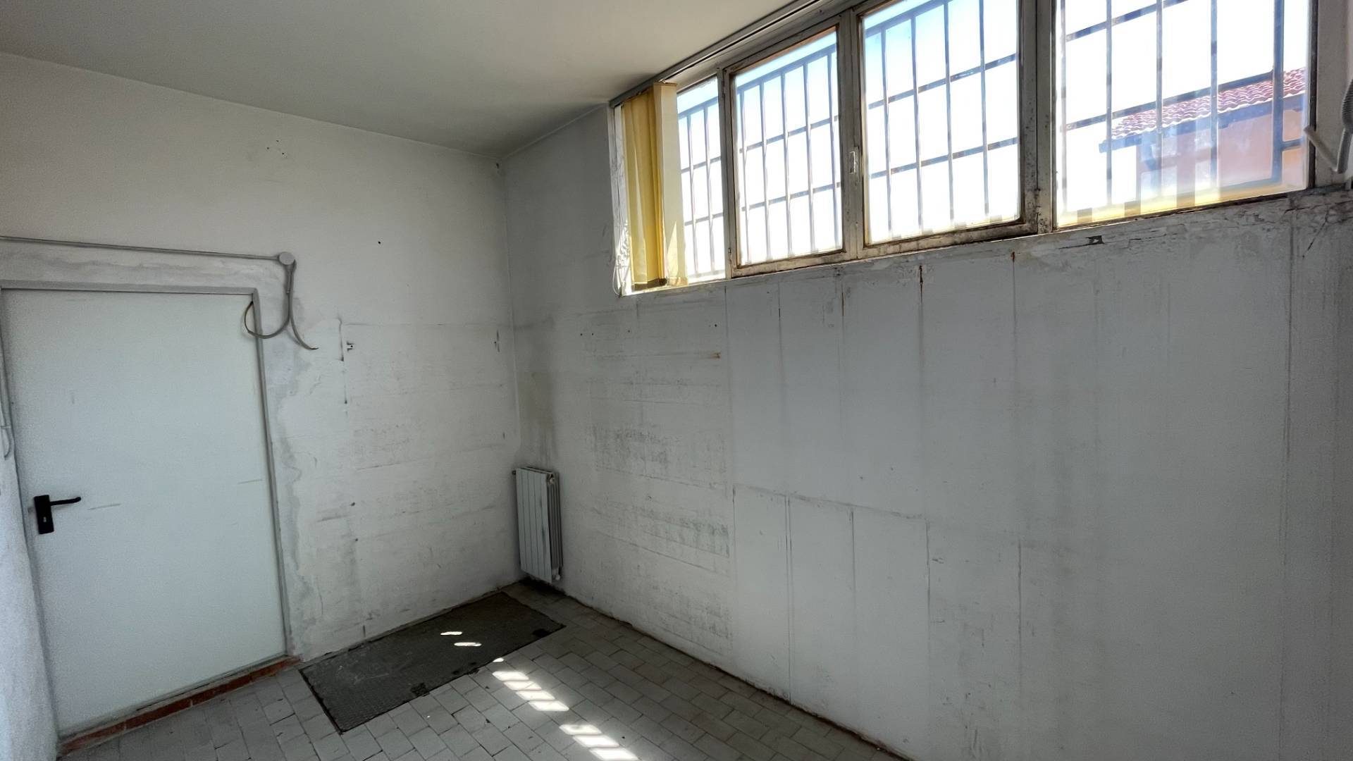 Fondo Commerciale in vendita a Cascina, Navacchio