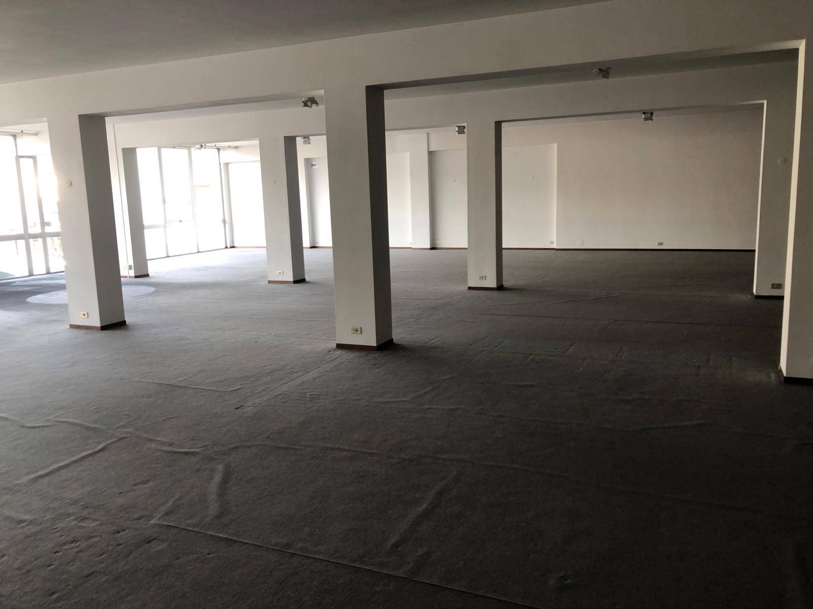 Fondo Commerciale in vendita a Cascina, Capoluogo