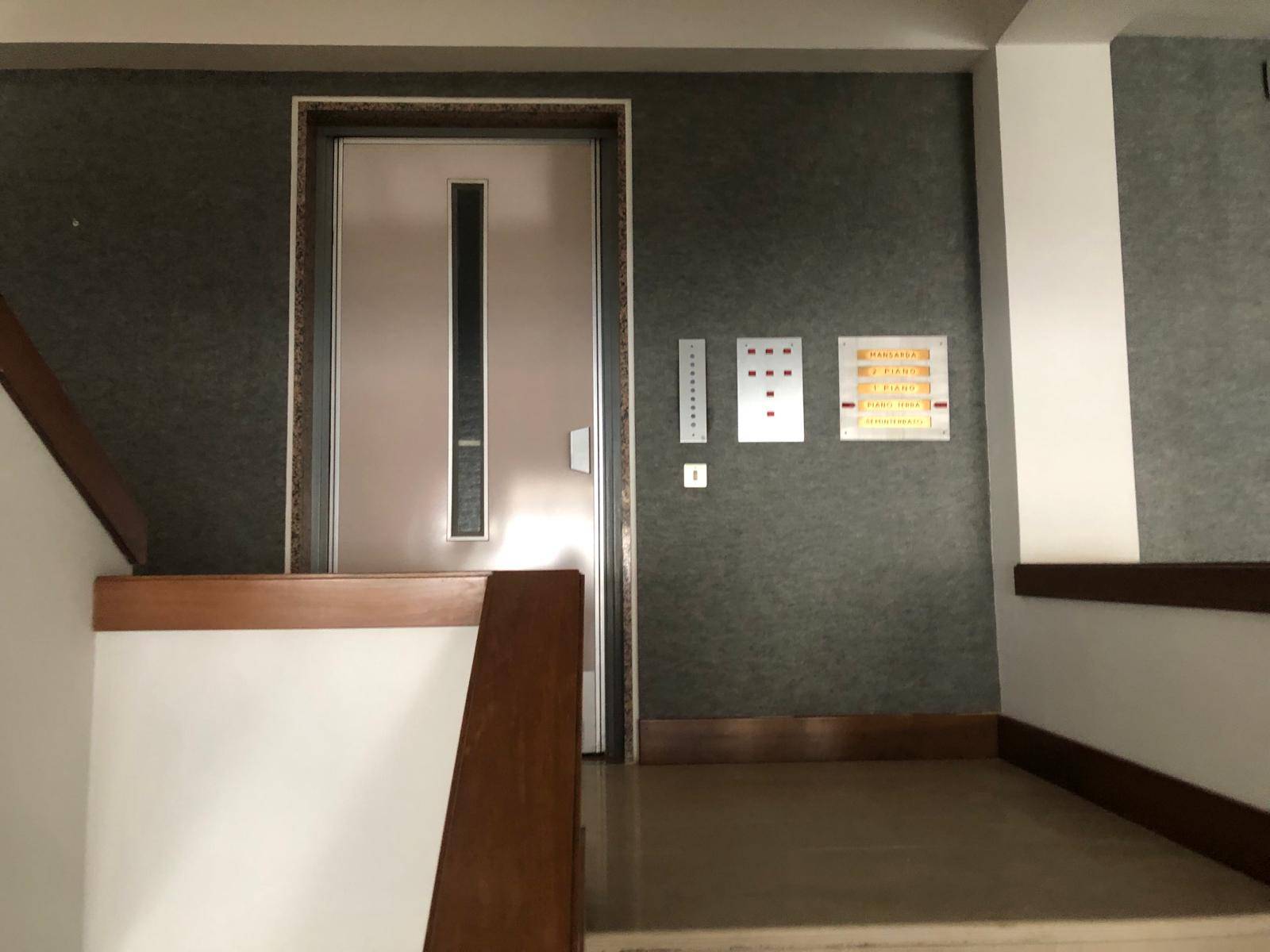 Fondo Commerciale in affitto a Cascina, Capoluogo