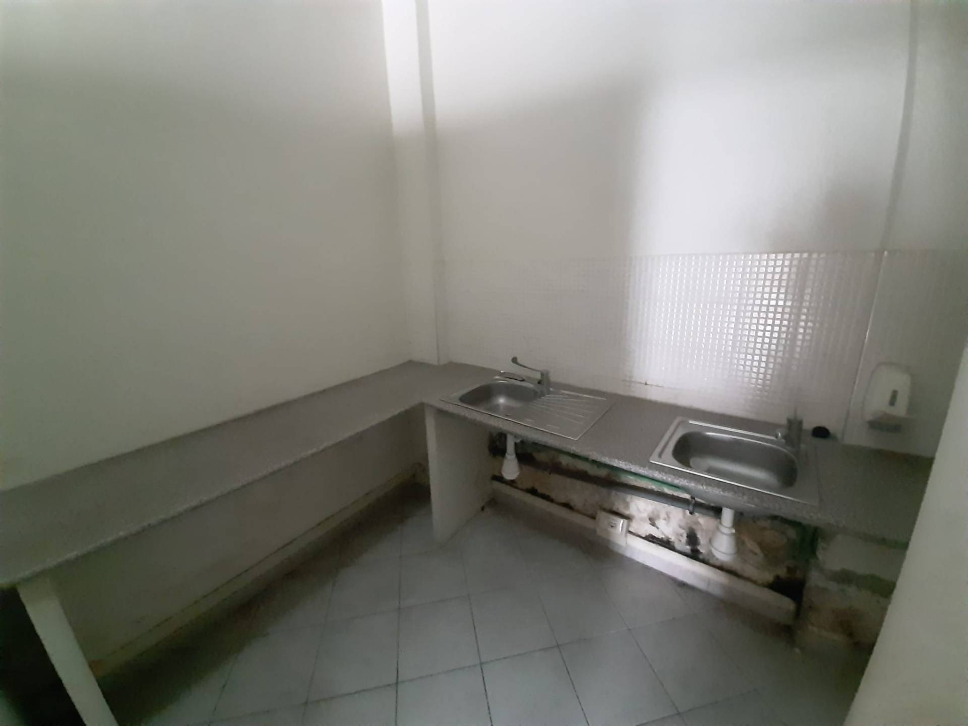 Fondo Commerciale in vendita a San Giuliano Terme, Pontasserchio