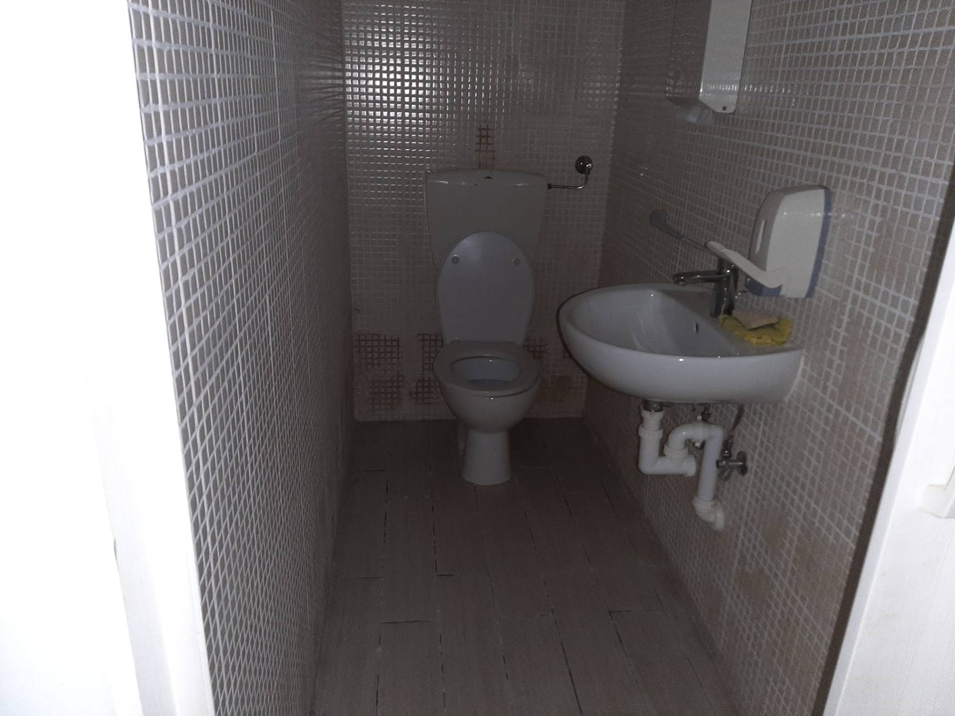 Fondo Commerciale in vendita a San Giuliano Terme, Pontasserchio