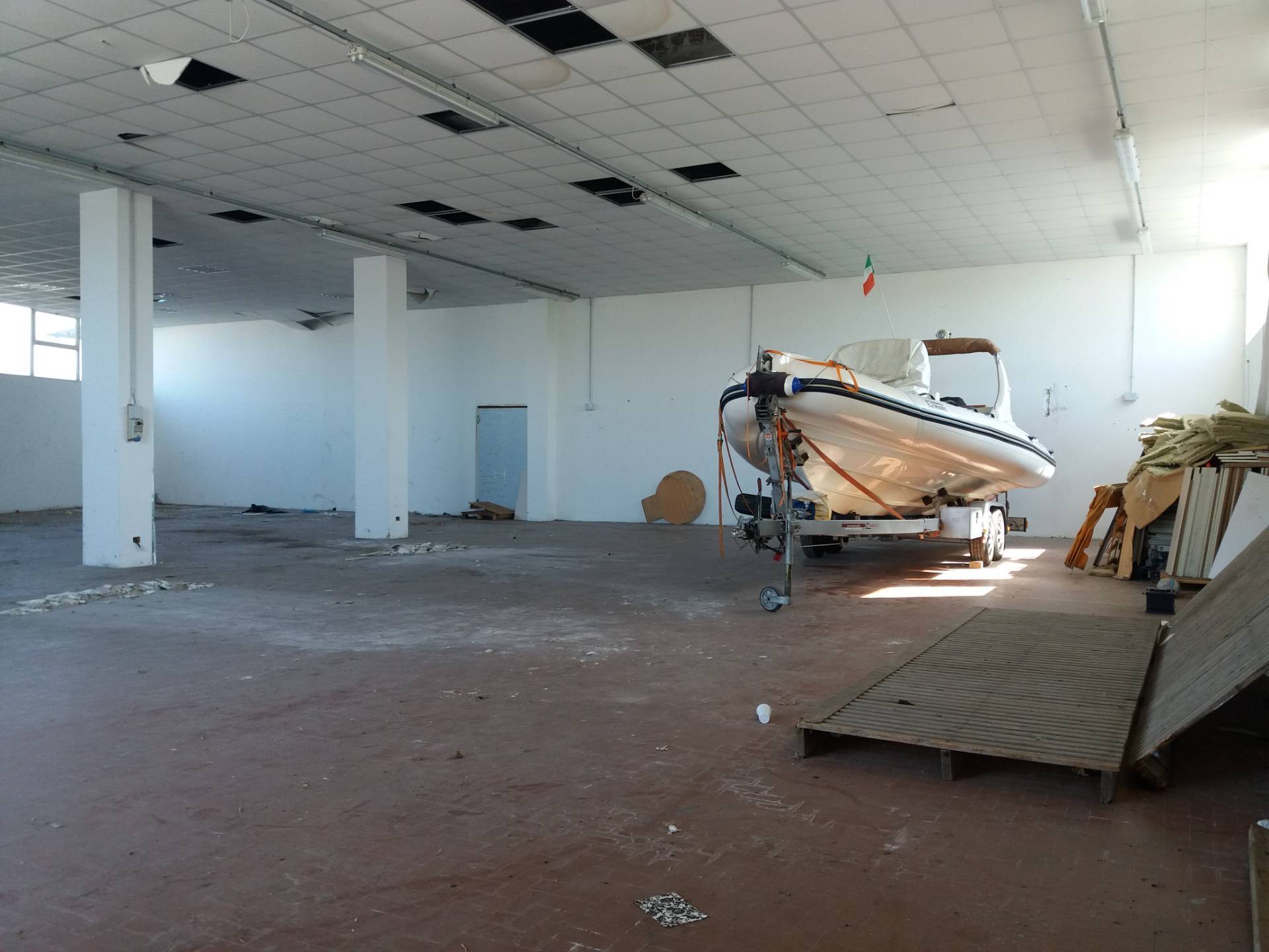 Fondo Commerciale in affitto a San Giuliano Terme, Madonna dell'Acqua