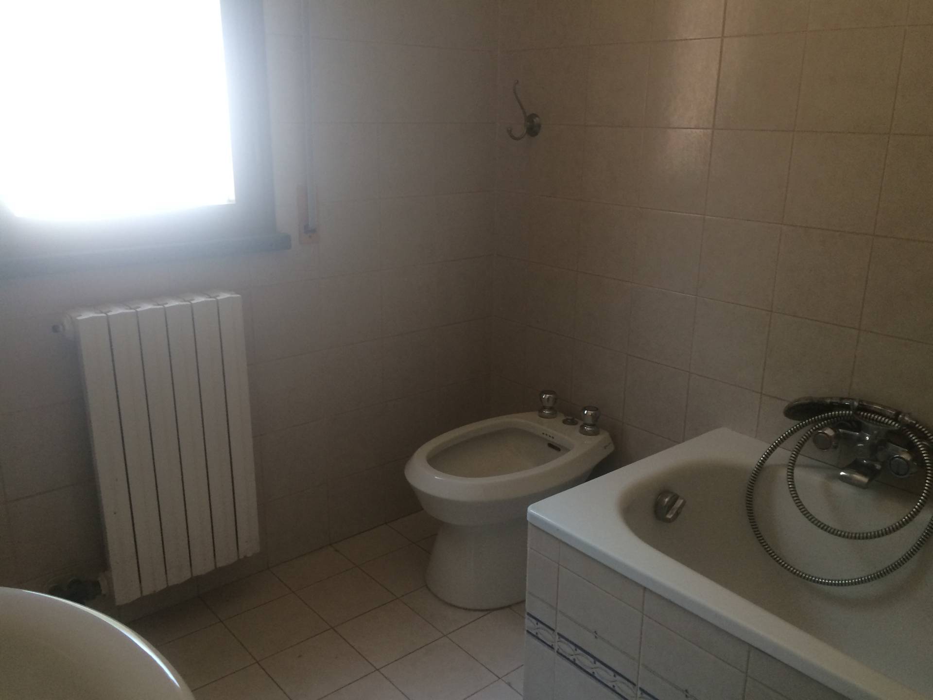 Fondo Commerciale in affitto a Cascina, Capoluogo