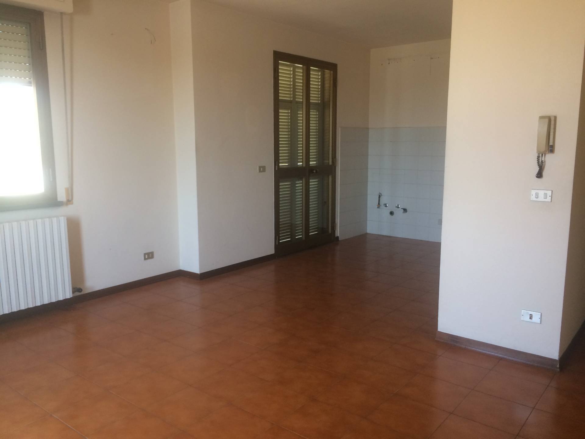 Fondo Commerciale in affitto a Cascina, Capoluogo