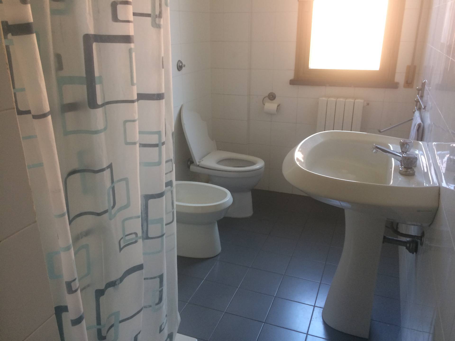 Fondo Commerciale in affitto a Cascina, Capoluogo