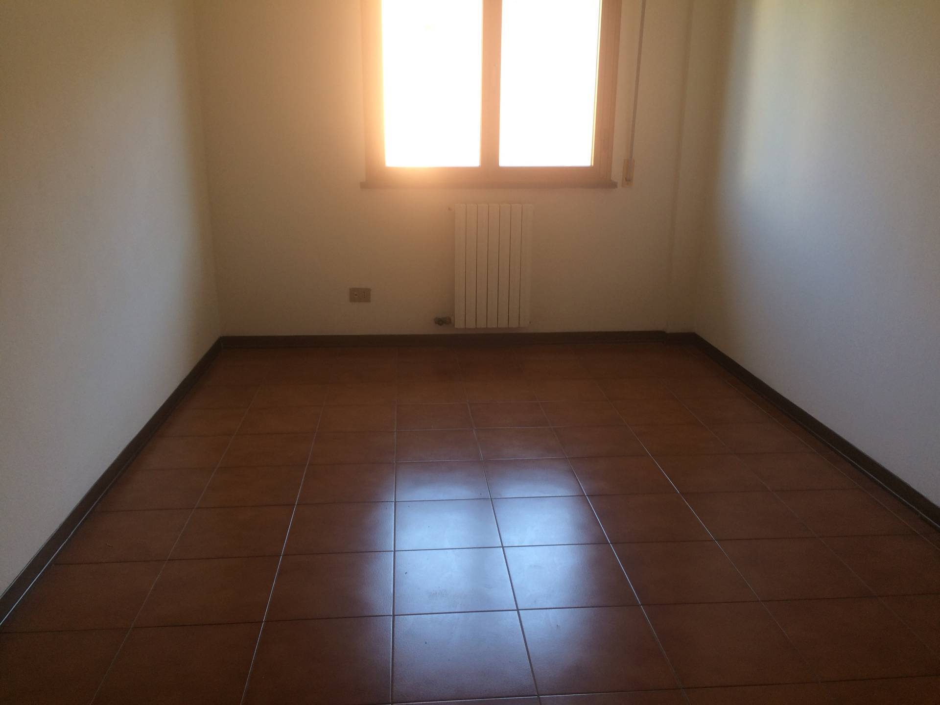 Fondo Commerciale in affitto a Cascina, Capoluogo