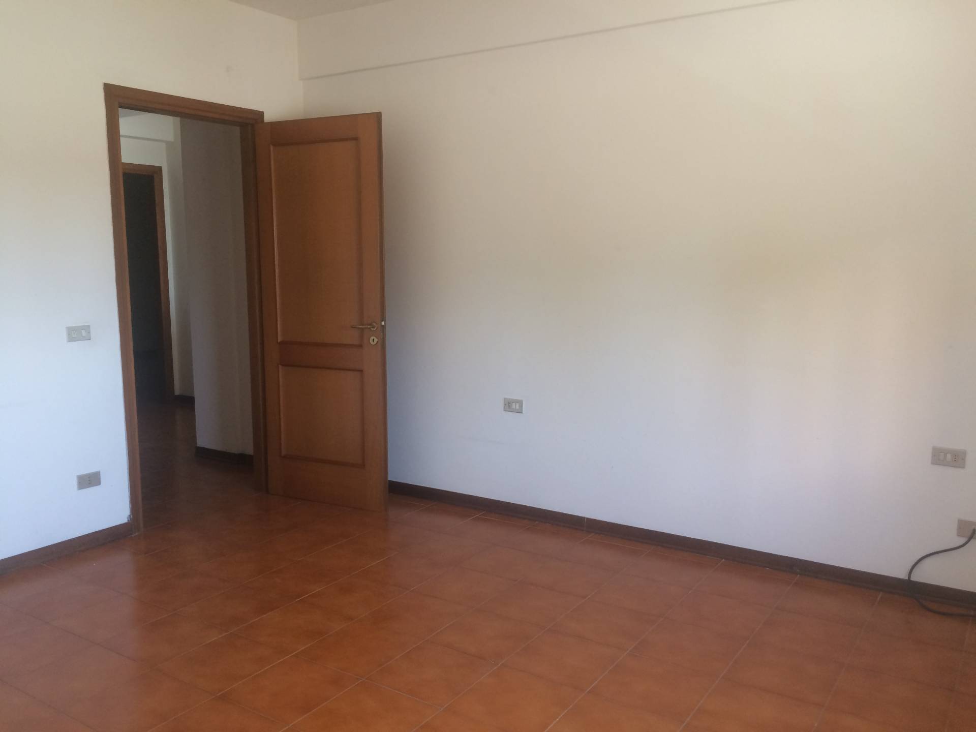 Fondo Commerciale in affitto a Cascina, Capoluogo