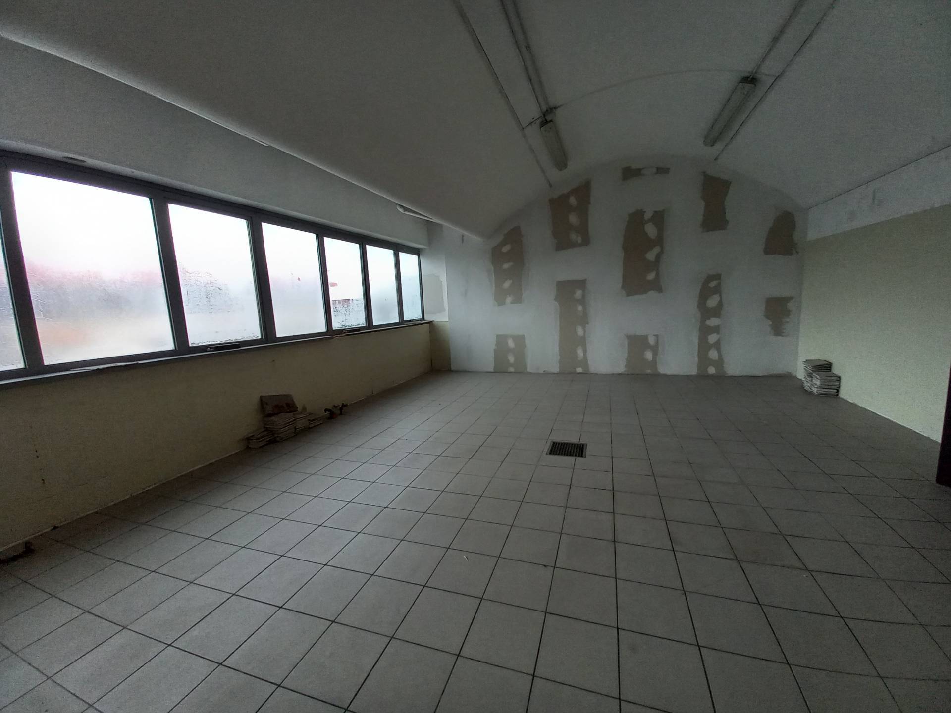 Fondo Commerciale in affitto a Pisa, Ospedaletto