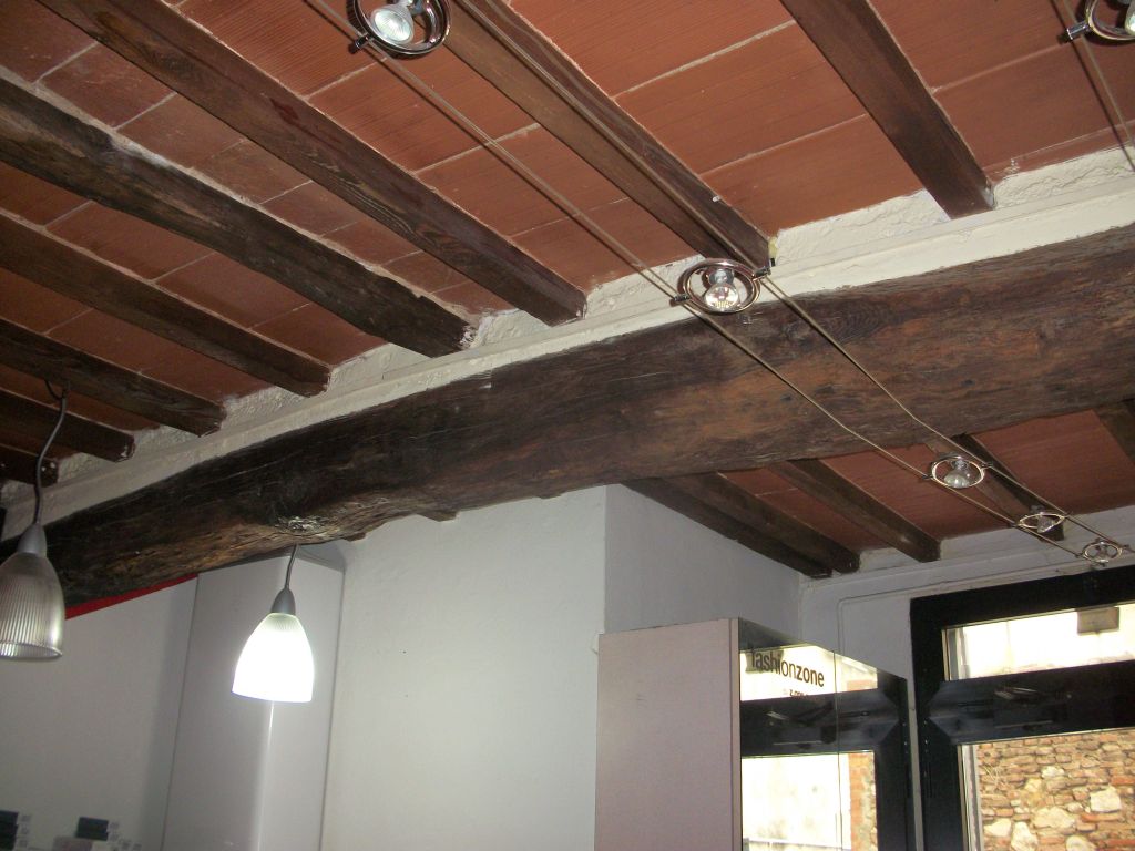 Fondo Commerciale in vendita a Cascina, Capoluogo