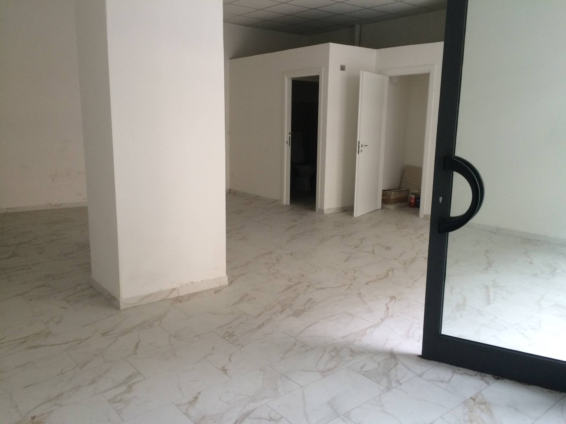 Fondo Commerciale in vendita a Cascina, Capoluogo