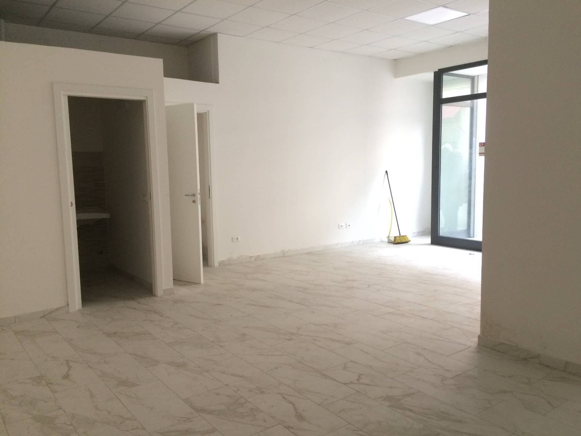 Fondo Commerciale in vendita a Cascina, Capoluogo