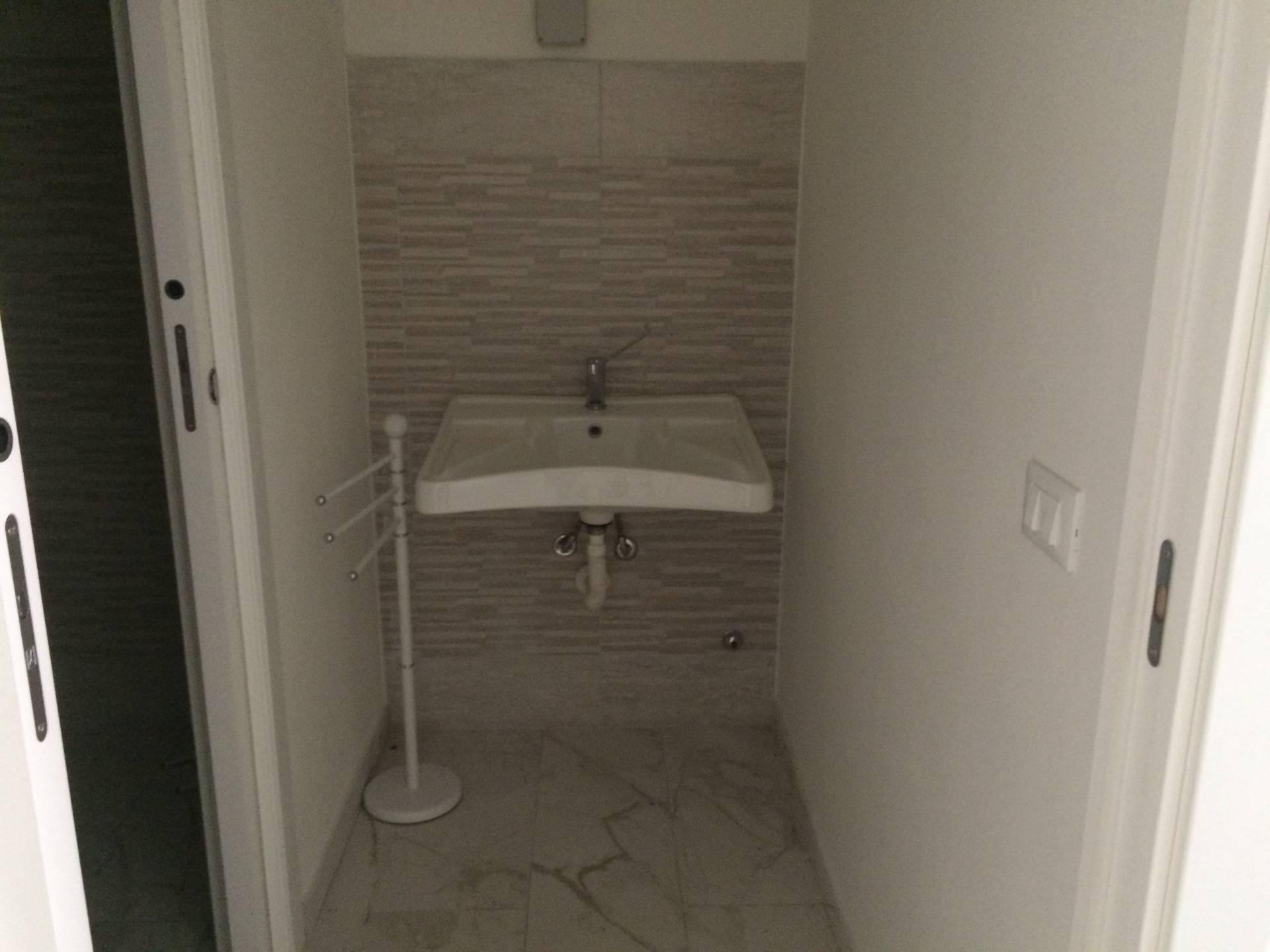 Fondo Commerciale in vendita a Cascina, Capoluogo