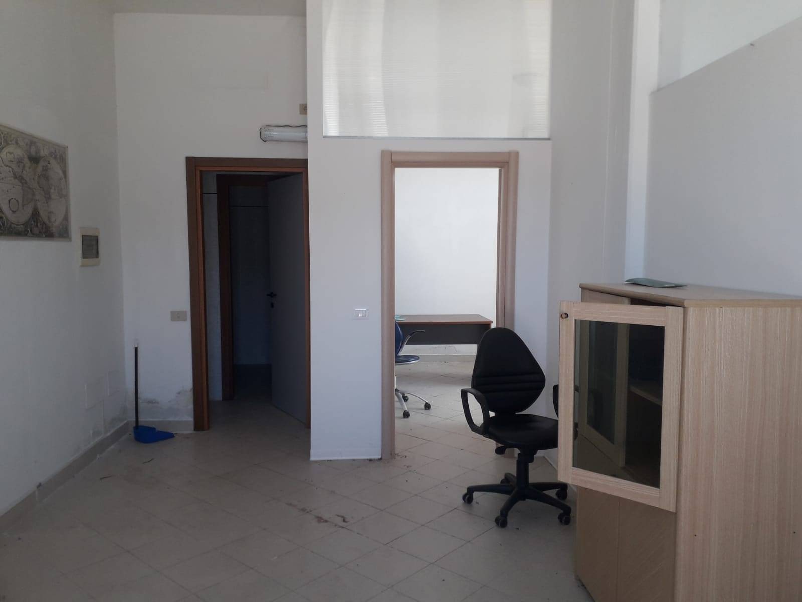 Fondo Commerciale in affitto a Cascina, Capoluogo