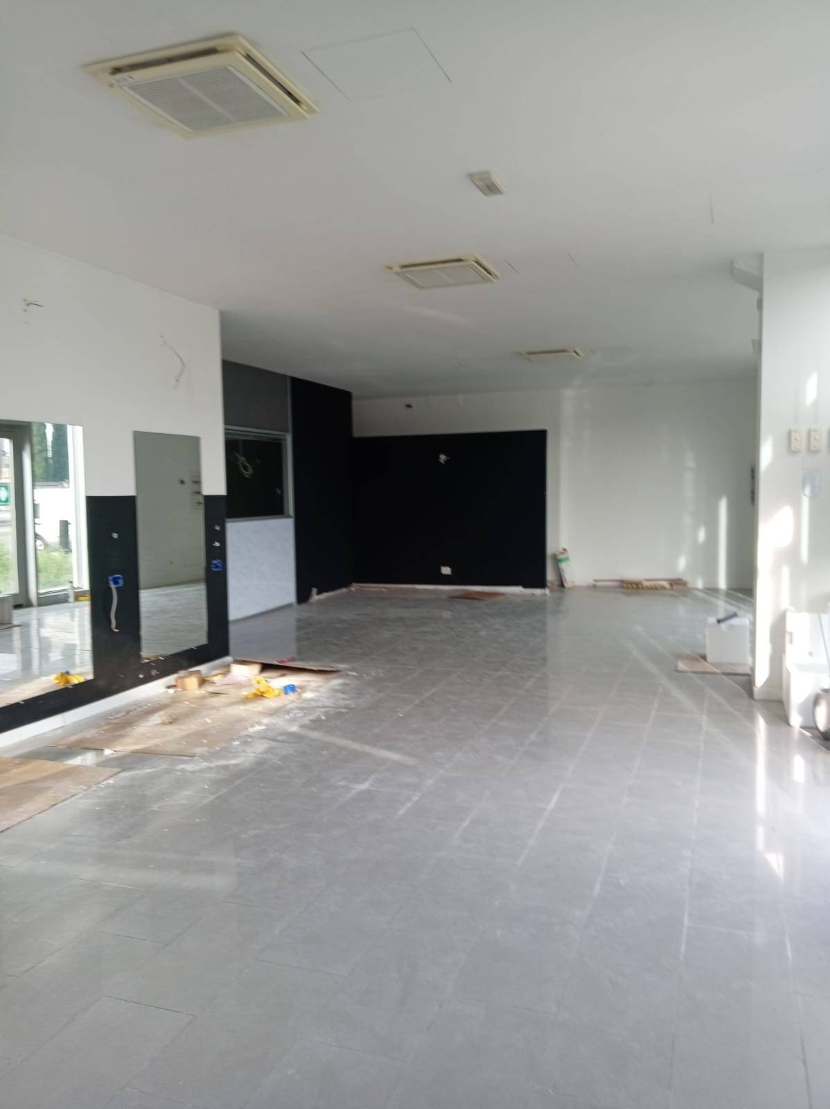 Fondo Commerciale in affitto a Pisa, Ospedaletto