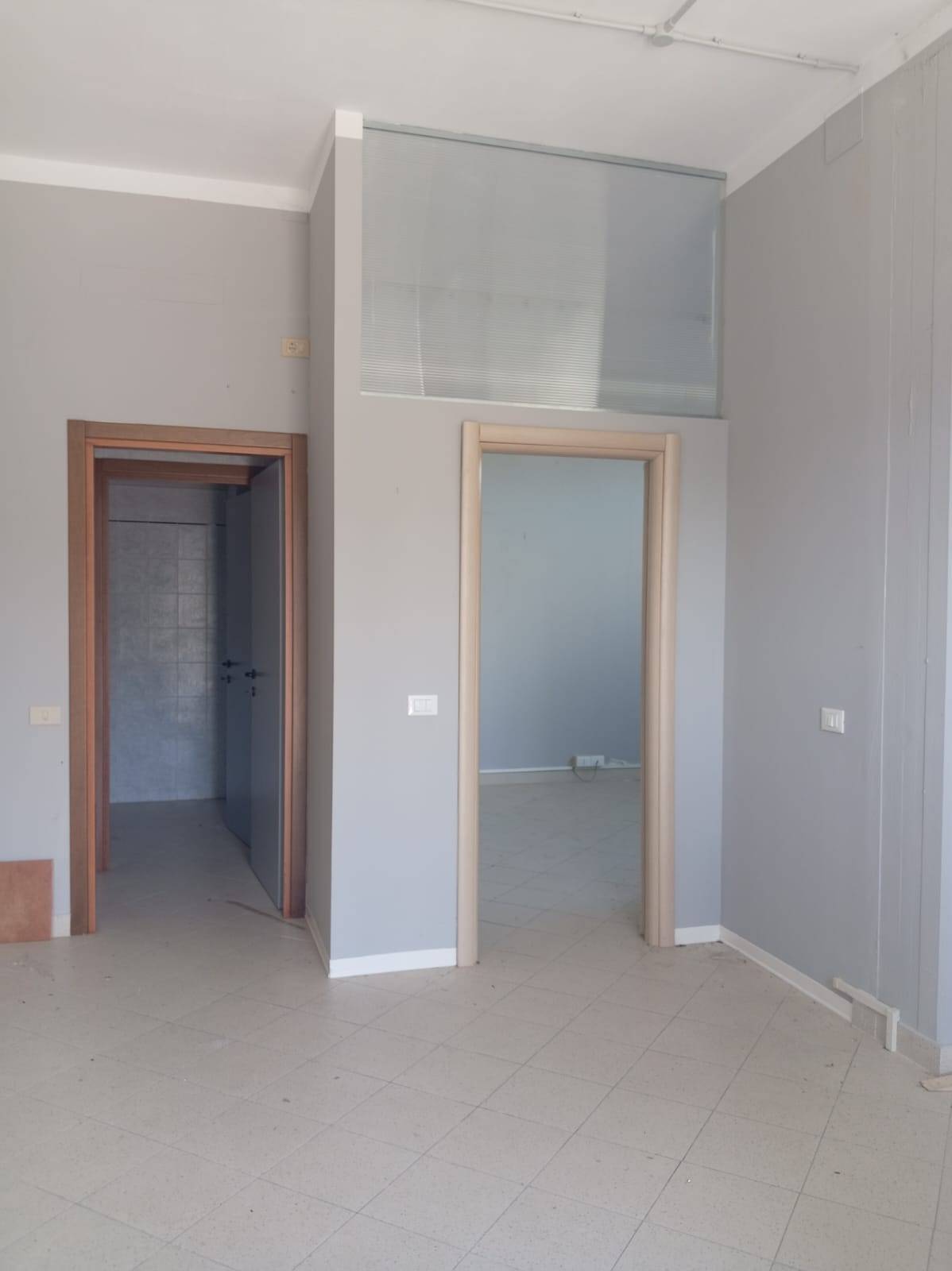 Fondo Commerciale in affitto a Cascina, Zona Artigianale