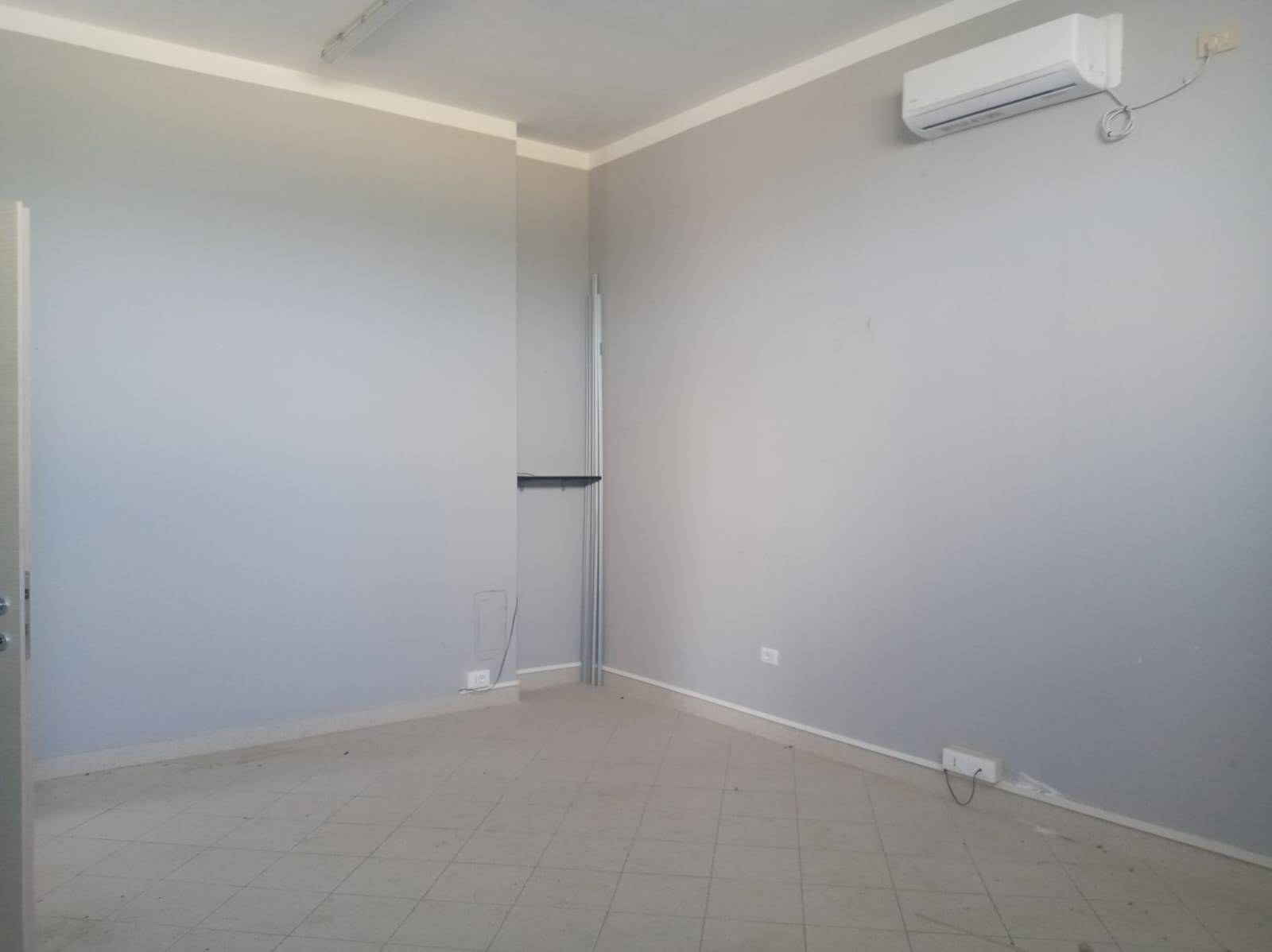 Fondo Commerciale in affitto a Cascina, Zona Artigianale