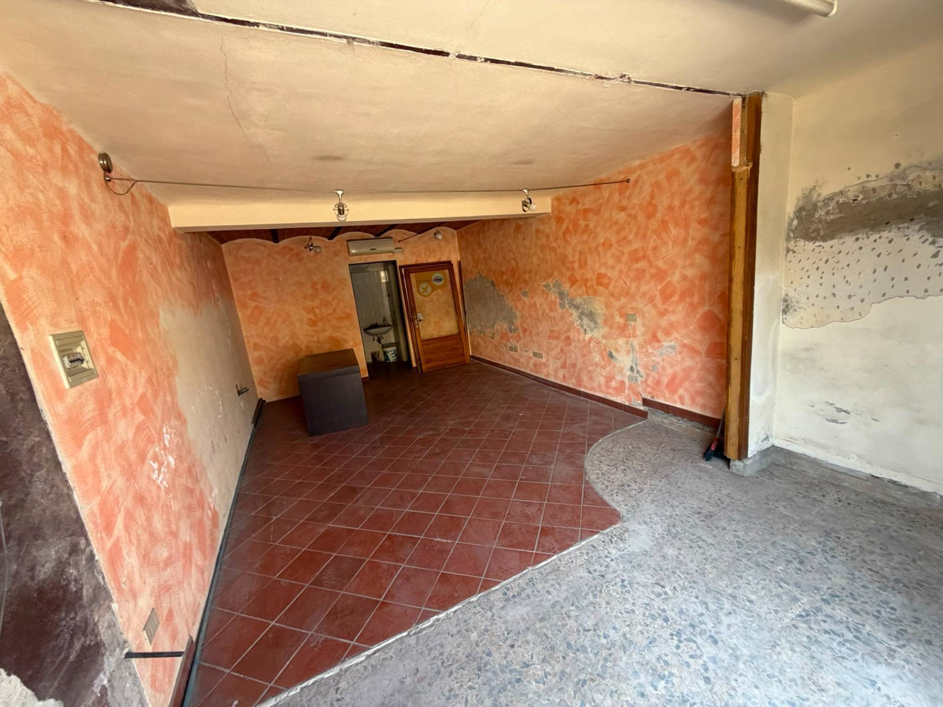 Fondo Commerciale in vendita a Cascina, Marciana