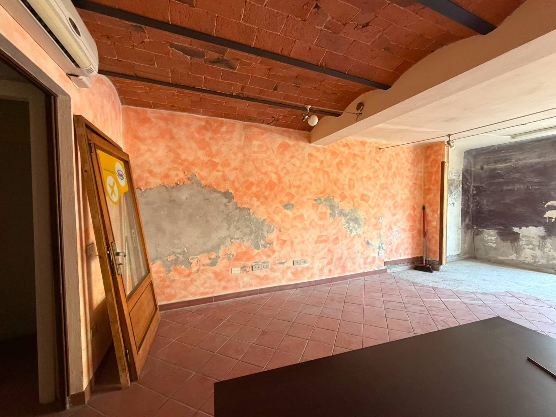 Fondo Commerciale in vendita a Cascina, Marciana
