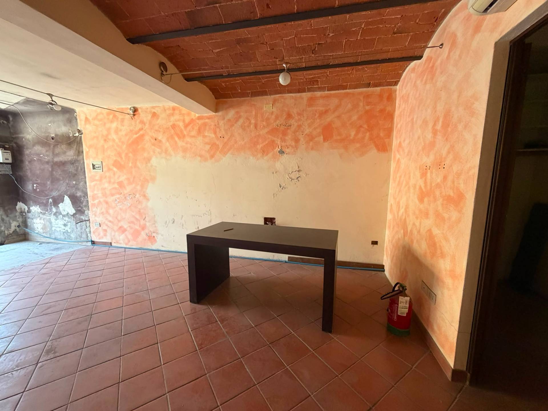 Fondo Commerciale in vendita a Cascina, Marciana