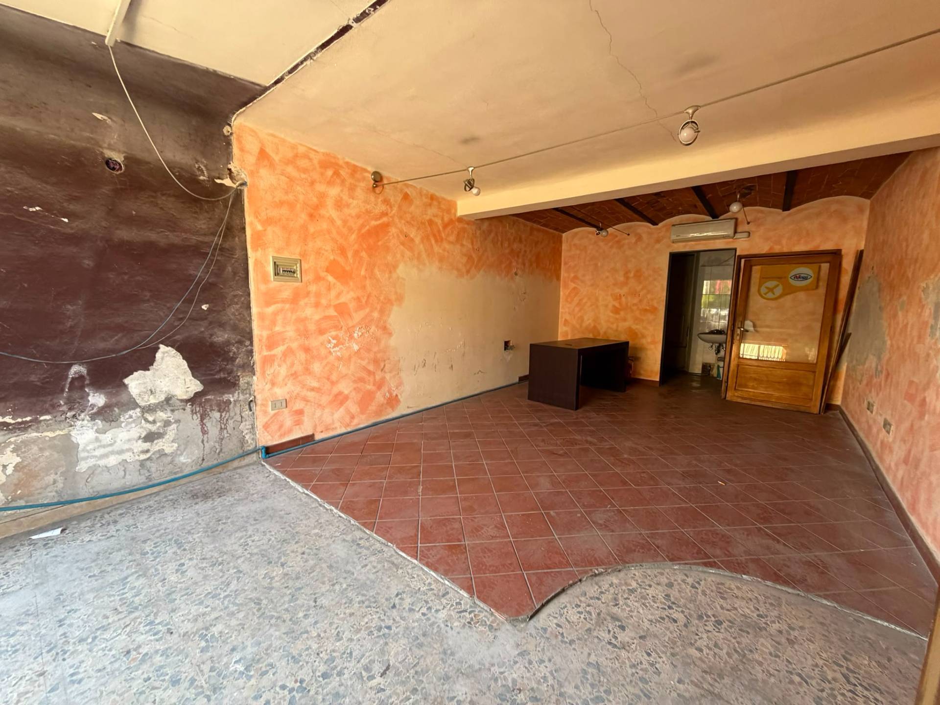 Fondo Commerciale in vendita a Cascina, Marciana