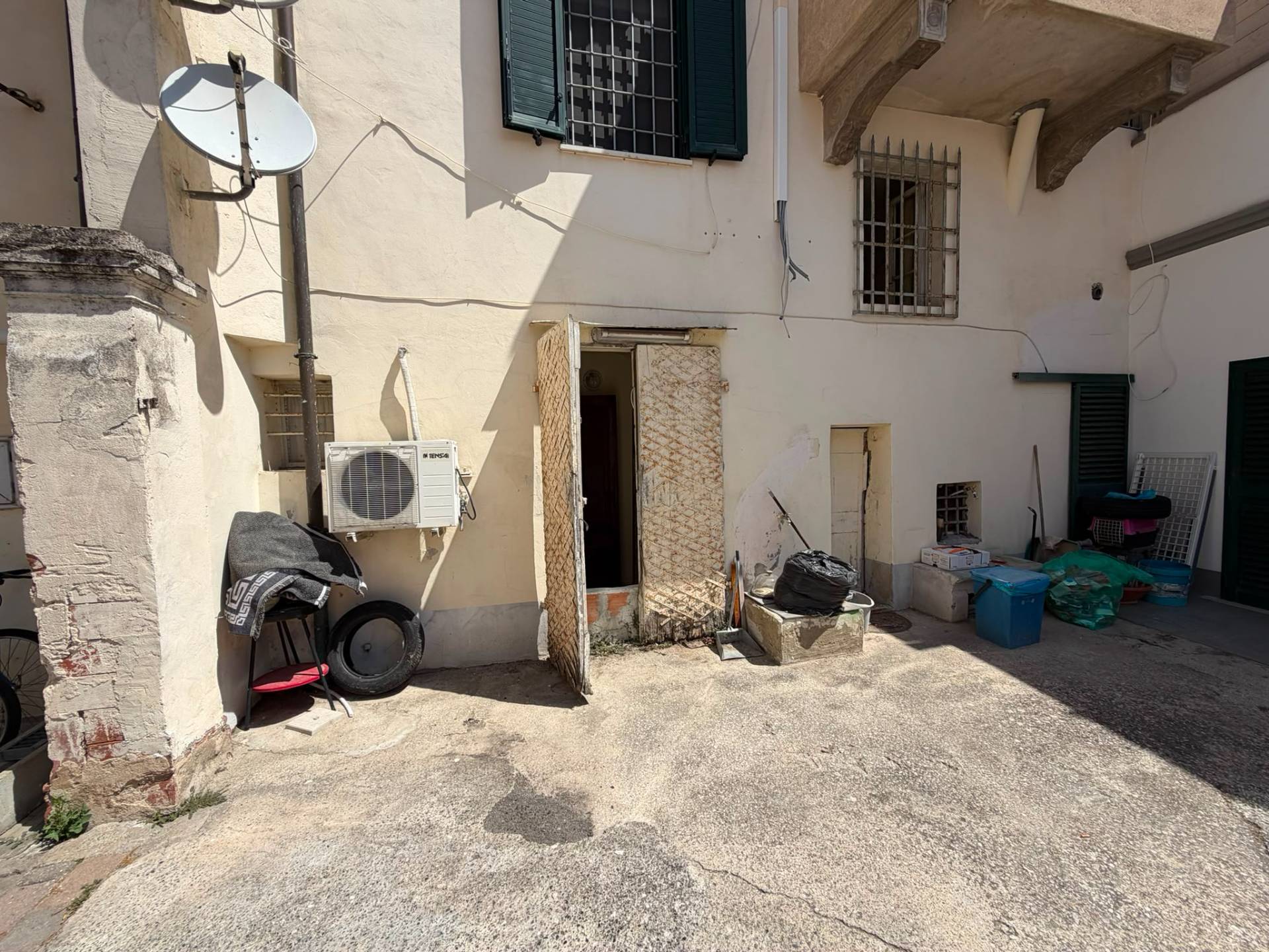 Fondo Commerciale in affitto a Cascina, Marciana