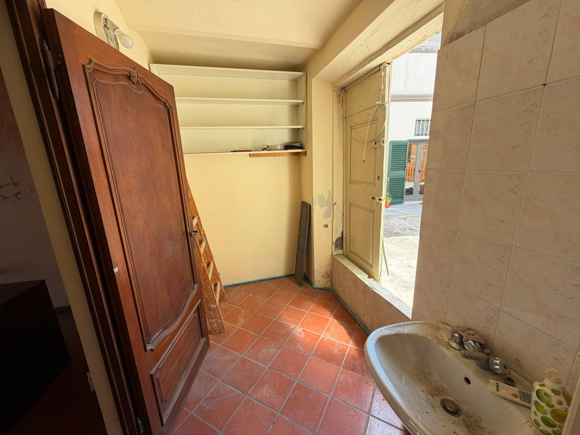 Fondo Commerciale in affitto a Cascina, Marciana