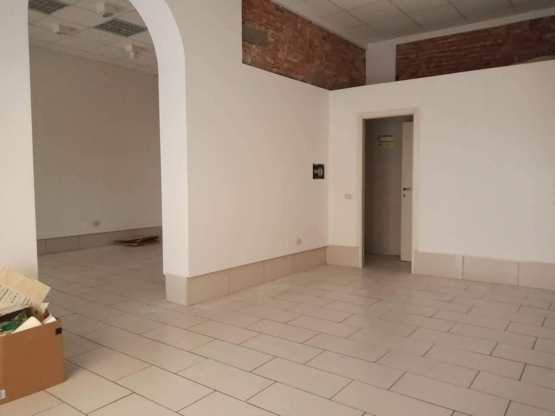 Fondo Commerciale in affitto a Pontedera, Centro