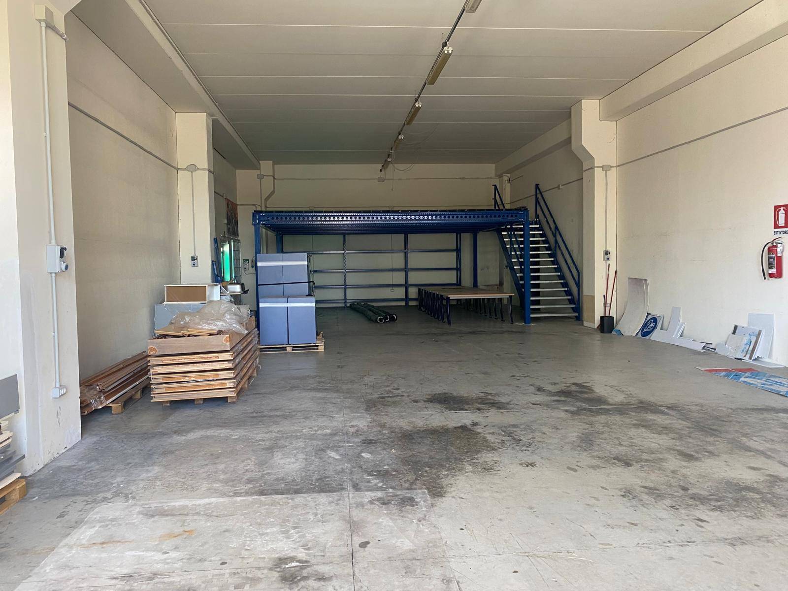 Fondo Artigianale in affitto a Pontedera, Chiesino