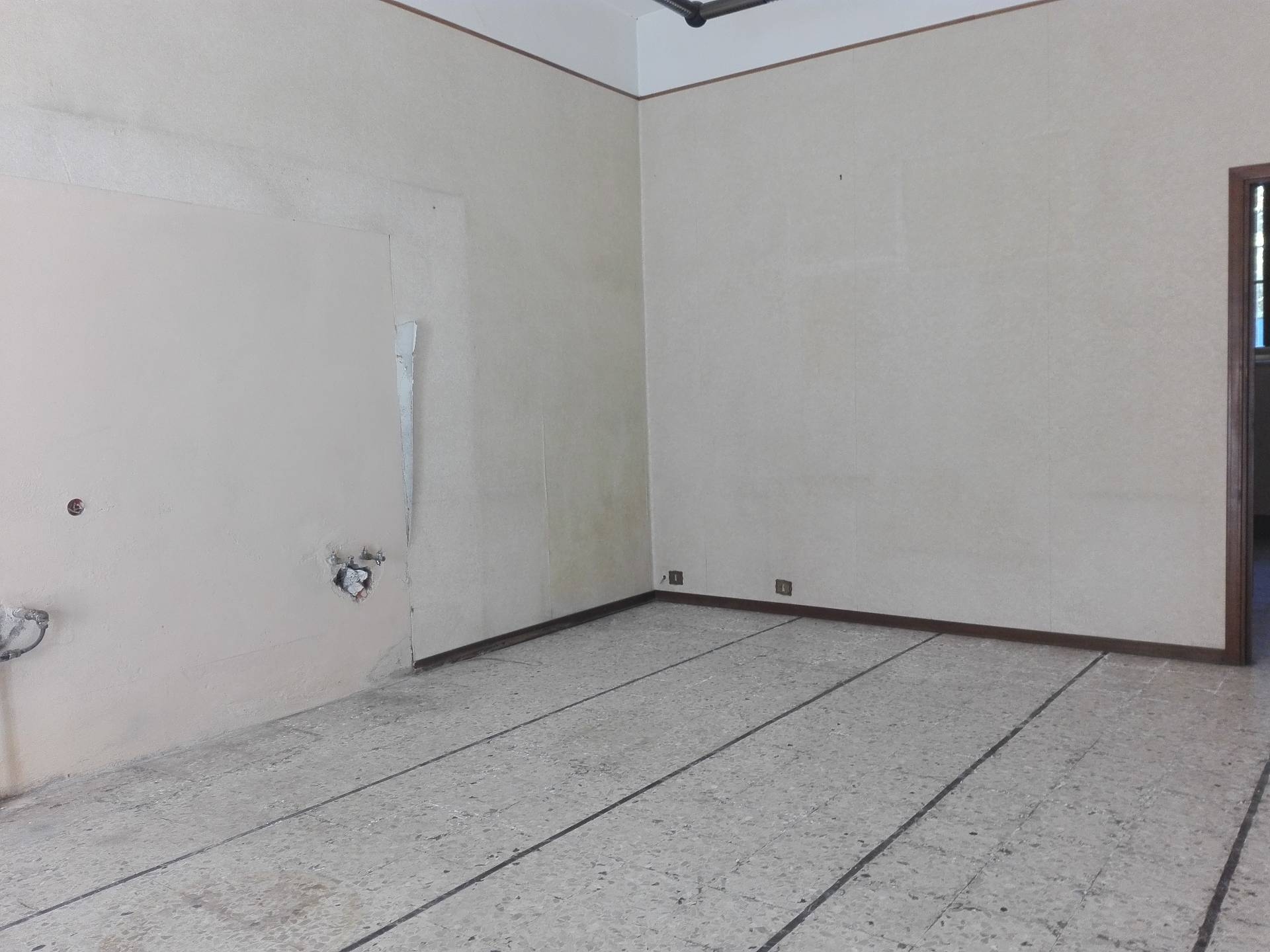 Fondo Commerciale in affitto a Calcinaia, Calcinaia