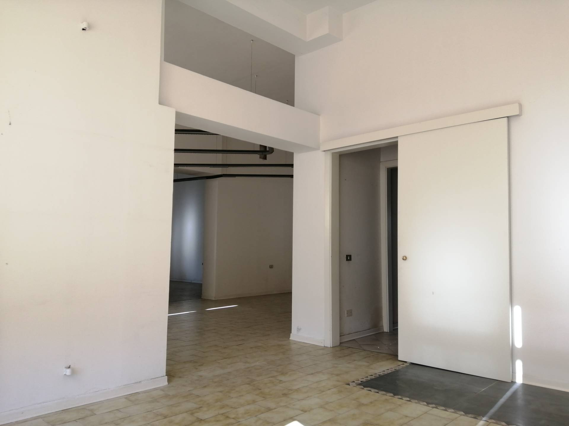 Fondo Commerciale in vendita a Ponsacco, Ponsacco