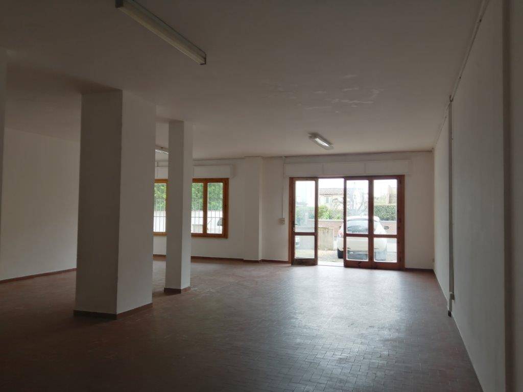 Fondo Commerciale in vendita a Ponsacco, Ponsacco