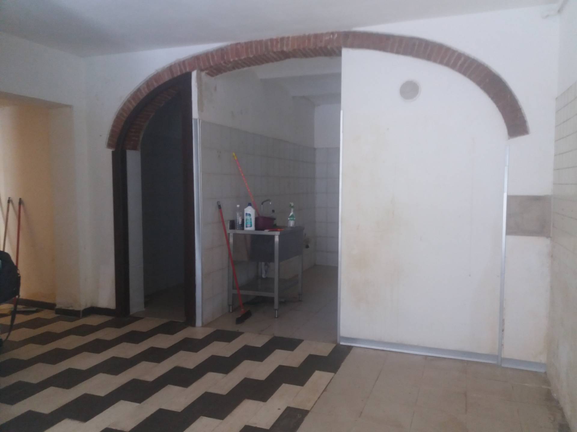 Fondo Commerciale in affitto a Pontedera, La Rotta