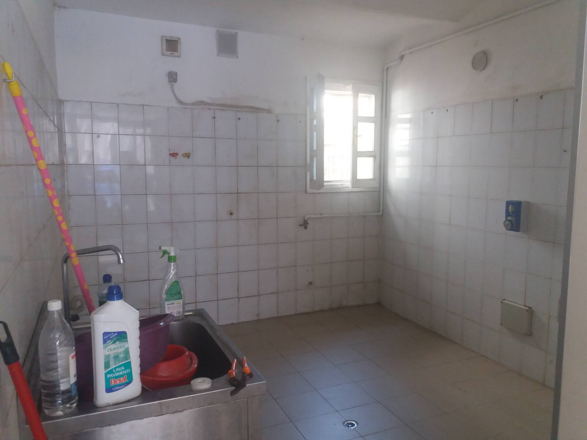 Fondo Commerciale in affitto a Pontedera, La Rotta