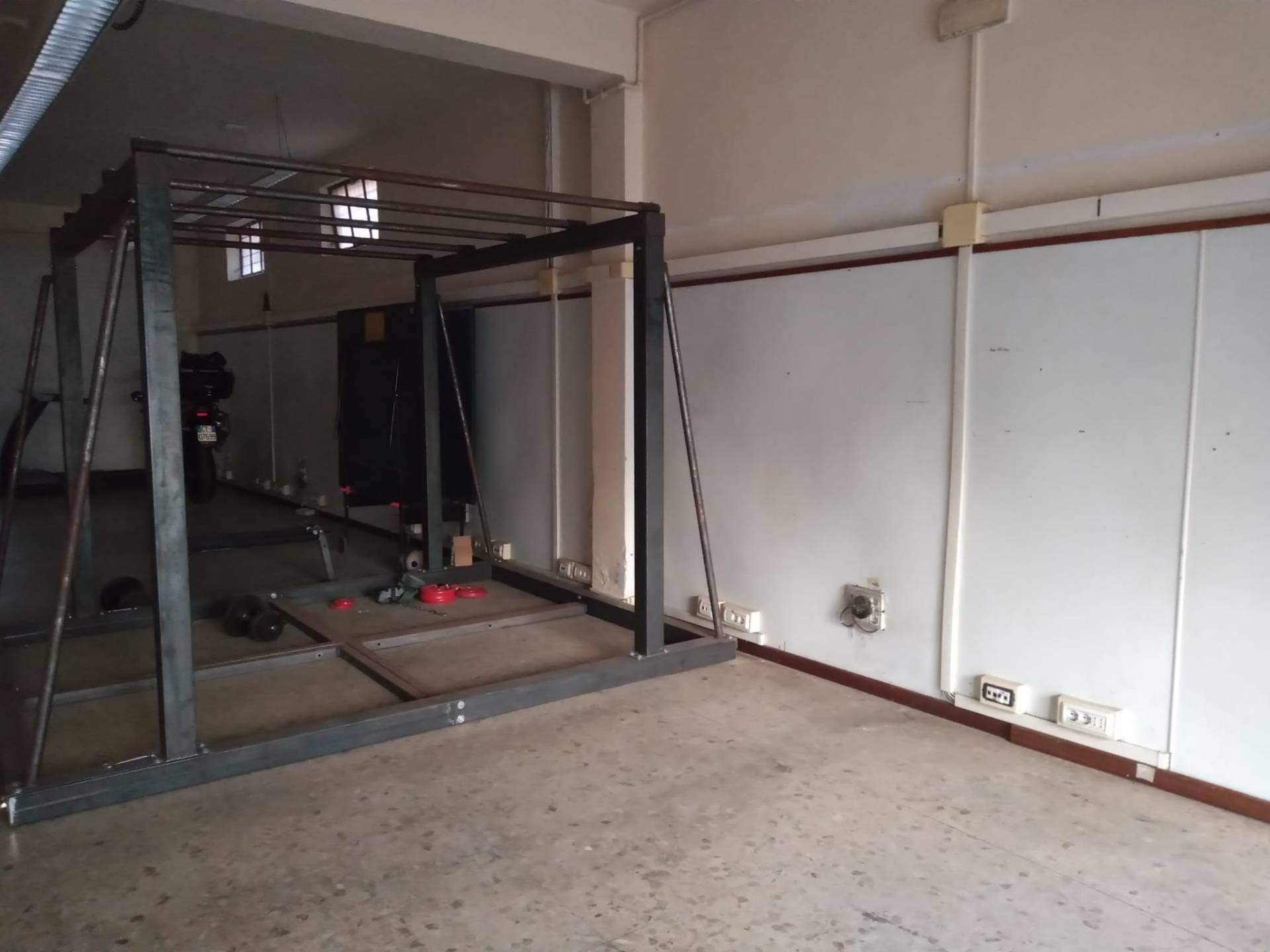 Fondo Commerciale in affitto a Pontedera, Villaggio Gramsci