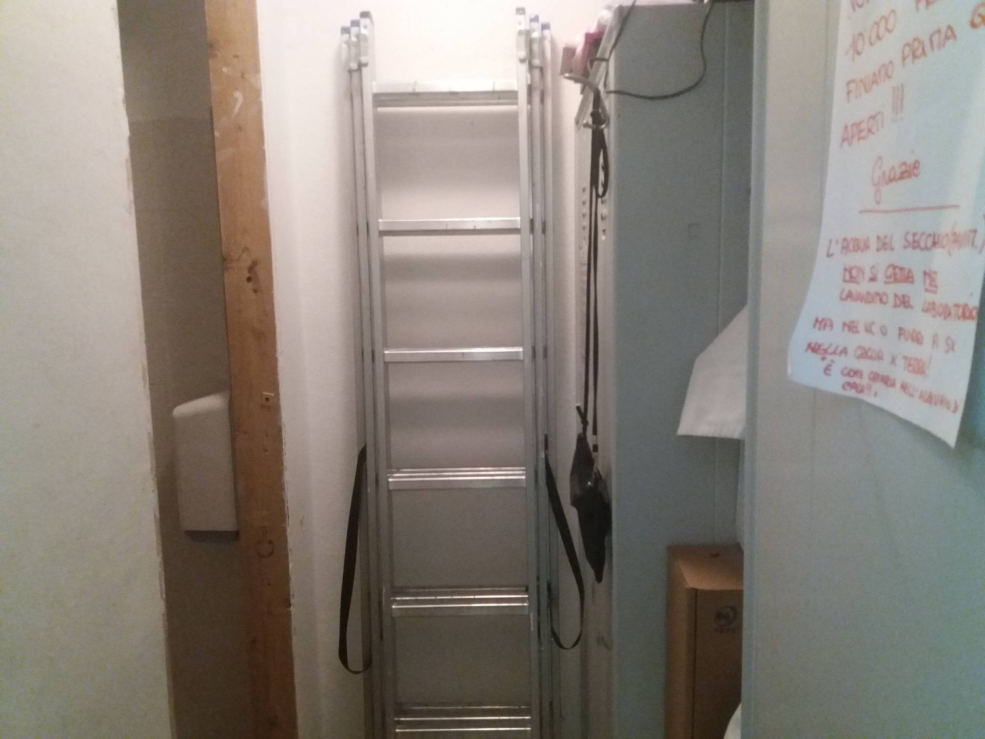 Fondo Commerciale in affitto a Pontedera, nessuno