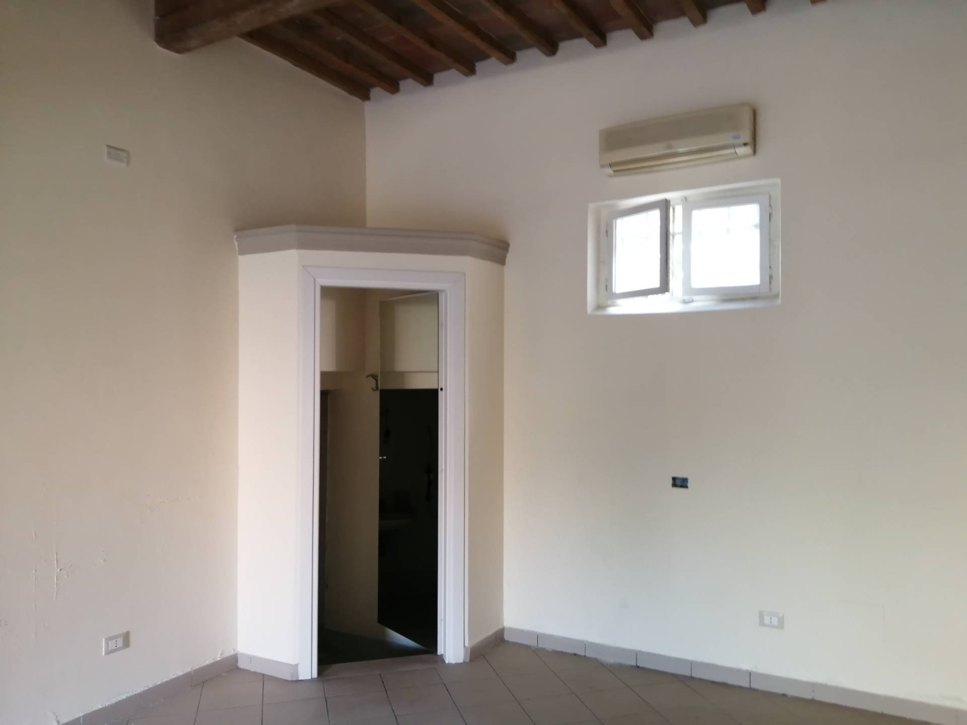 Fondo Commerciale in affitto a Ponsacco, Ponsacco