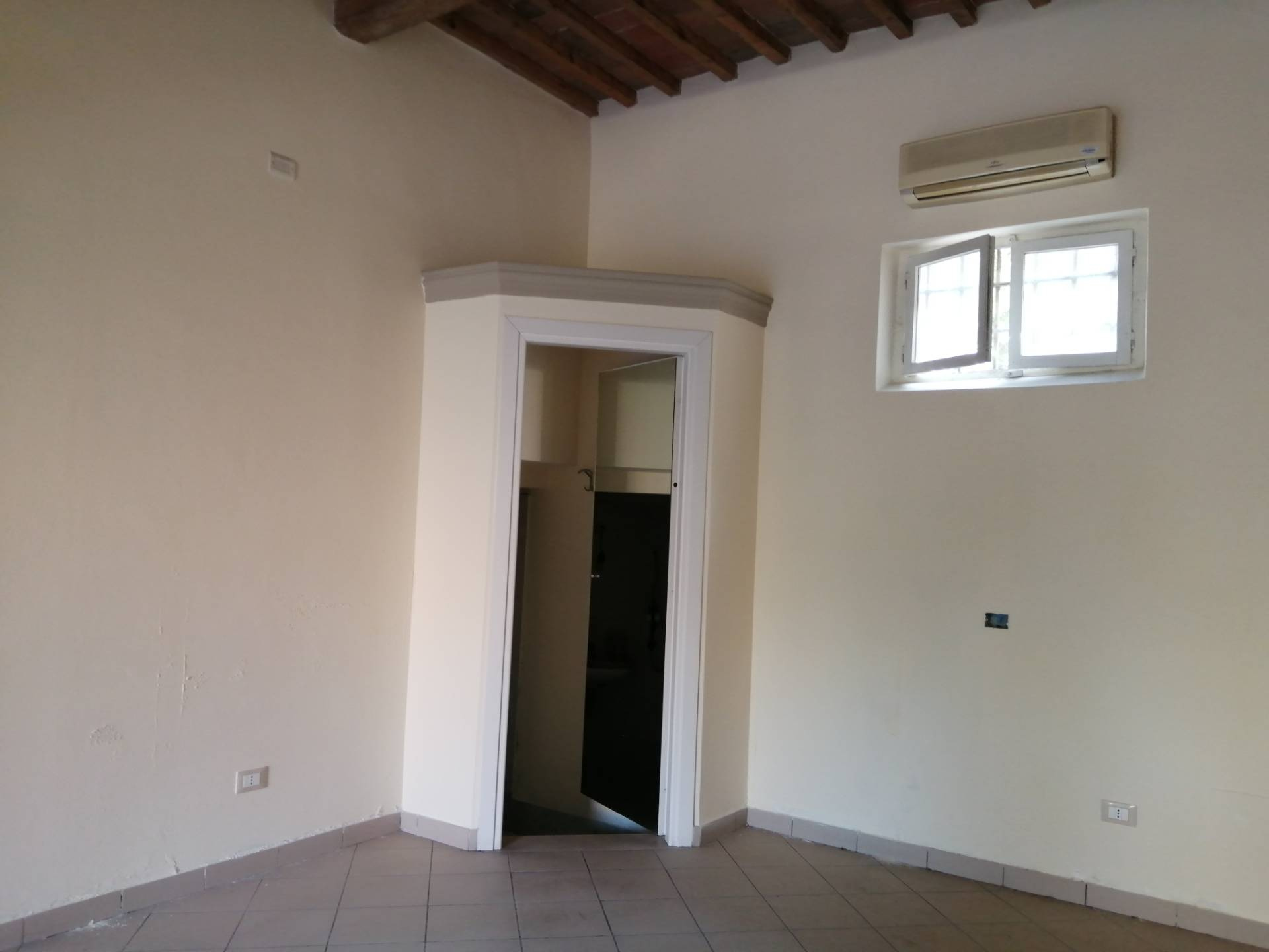 Fondo Commerciale in affitto a Ponsacco, Ponsacco