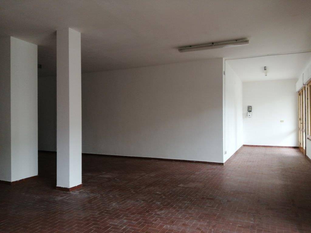 Fondo Commerciale in vendita a Ponsacco, Ponsacco