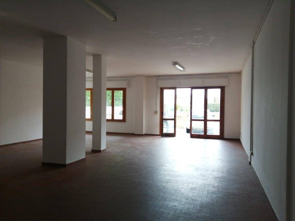 Fondo Commerciale in vendita a Ponsacco, Ponsacco